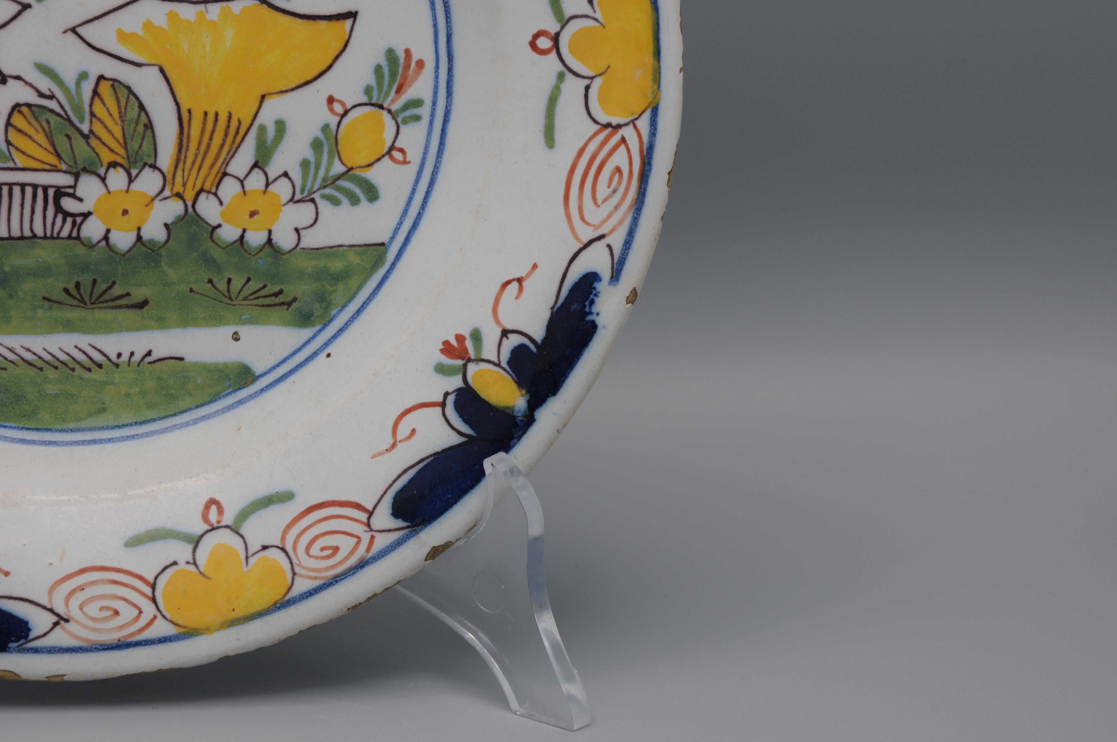 Assiette polychrome 'boerendelfts' de Delft - début du 19ème siècle Bon état - En vente à DELFT, NL