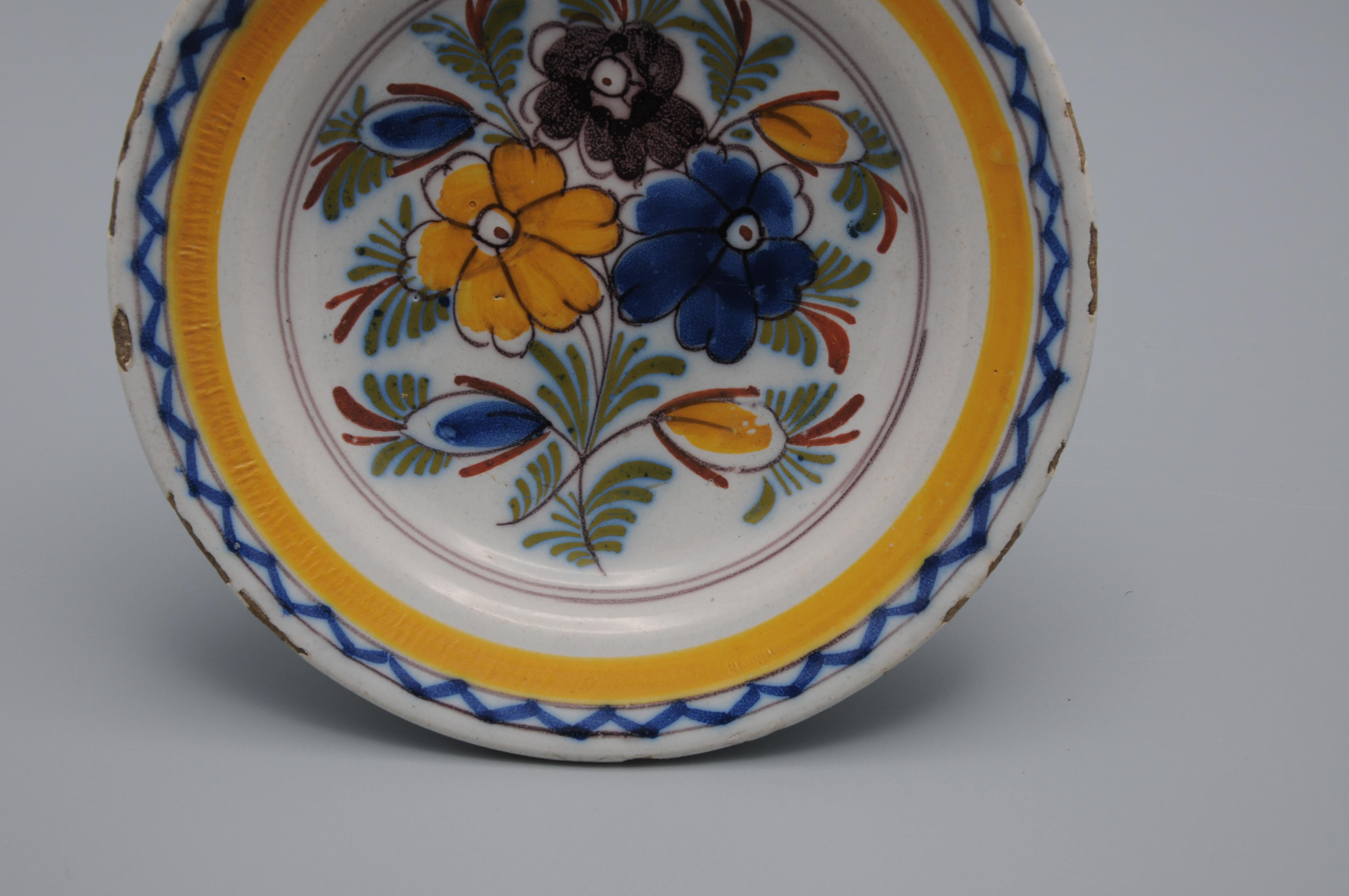 Assiette polychrome 'boerendelfts' de Delft - début du 19ème siècle Bon état - En vente à DELFT, NL
