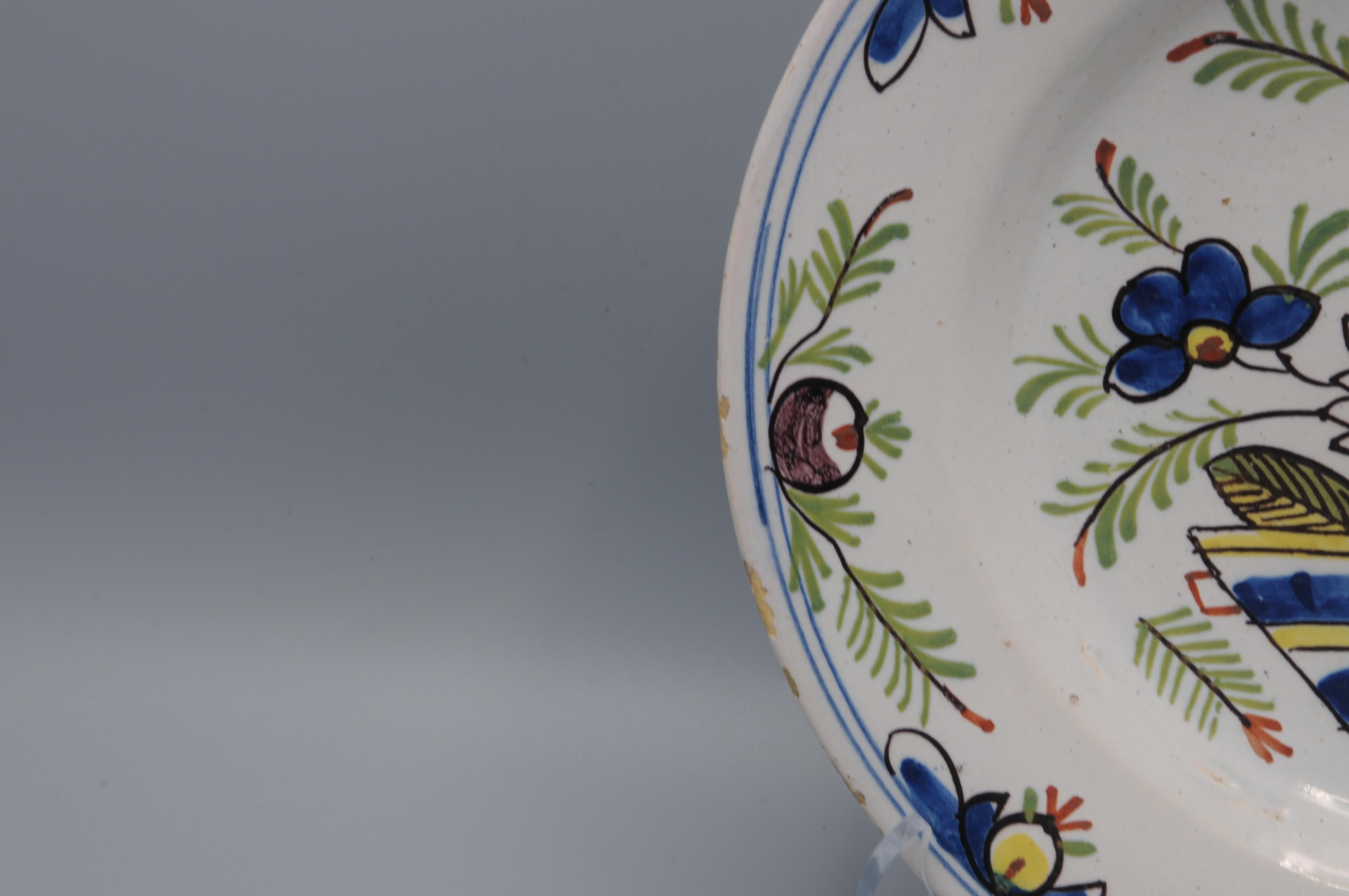 Assiette polychrome 'boerendelfts' de Delft - début du 19ème siècle Bon état - En vente à DELFT, NL