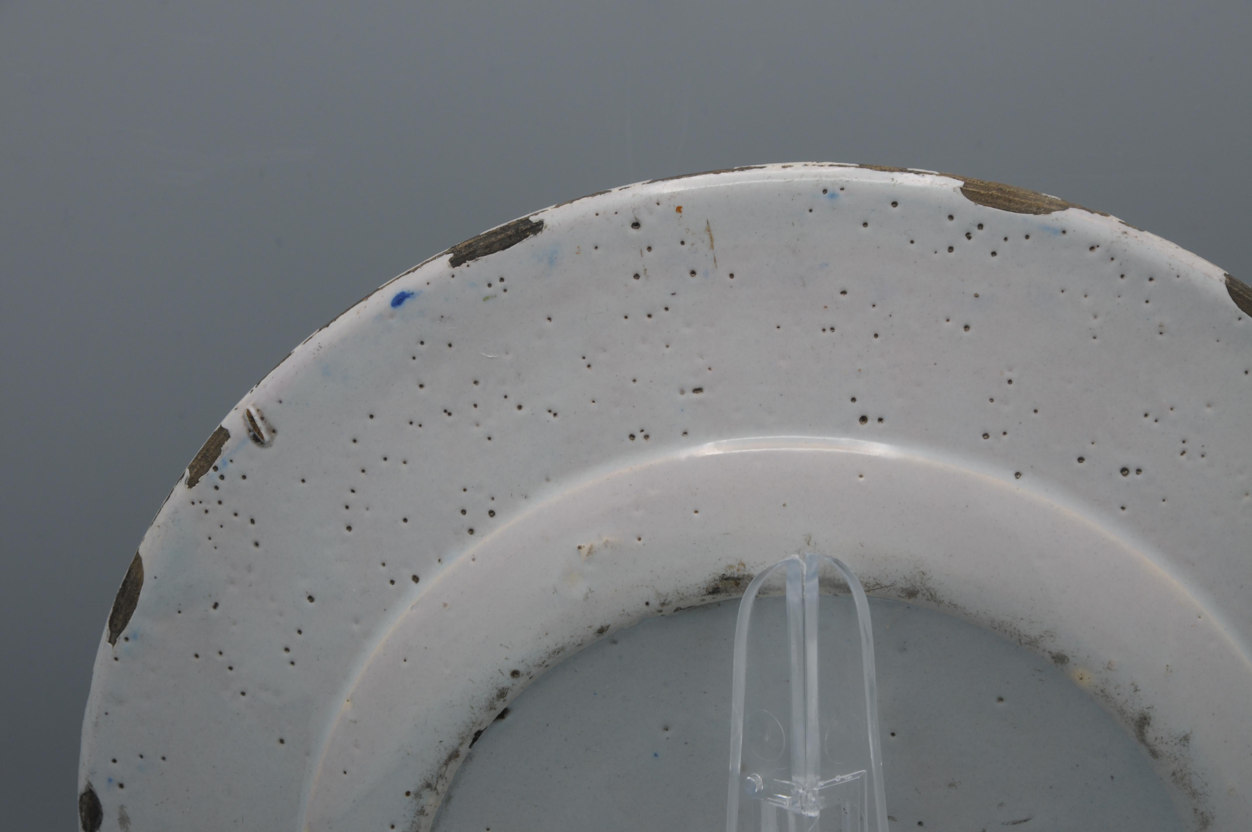 Delft polychrome plate 'boerendelfts' - early 19th century In Good Condition For Sale In DELFT, NL