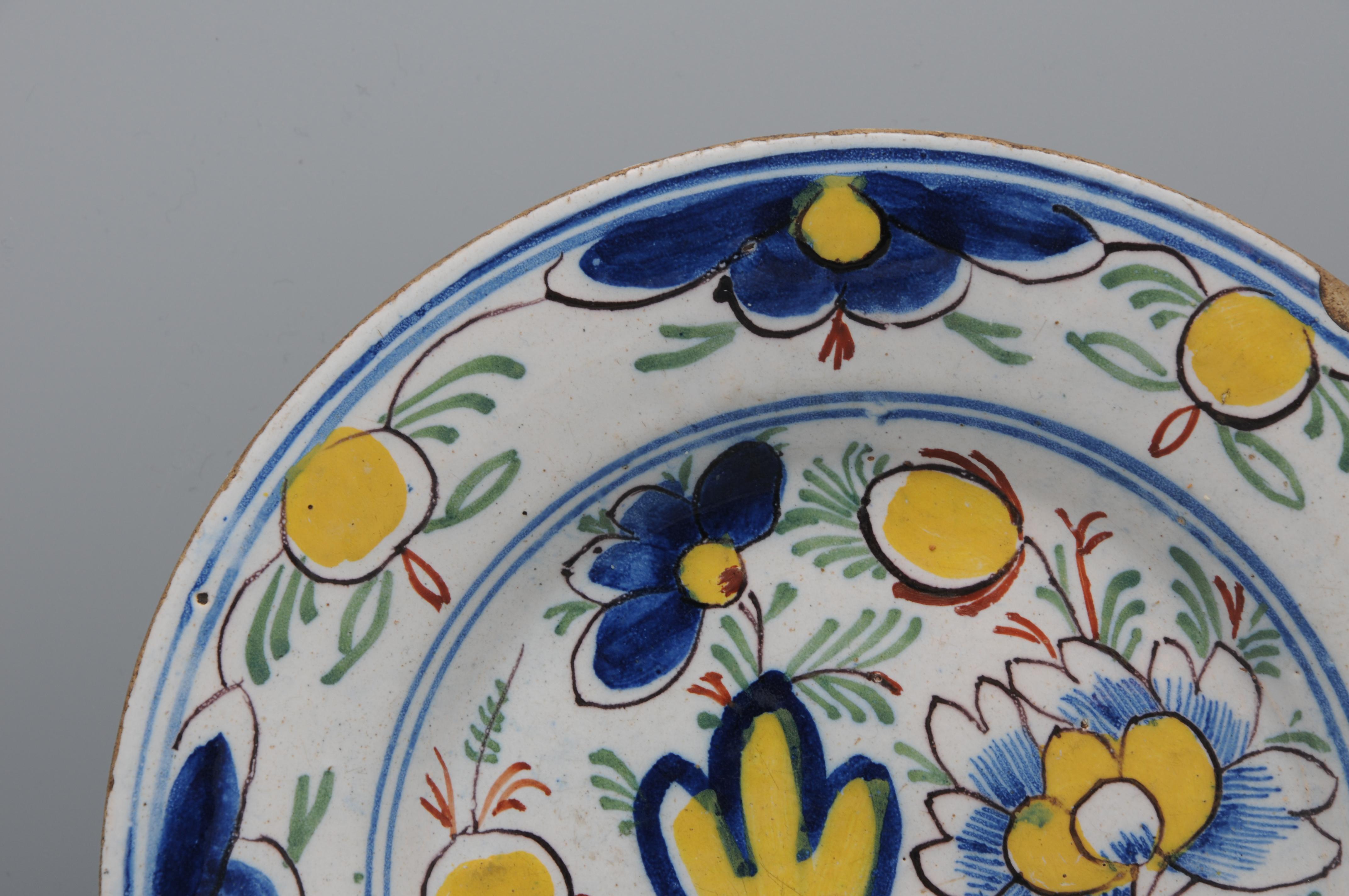 Plato policromado de Delft 