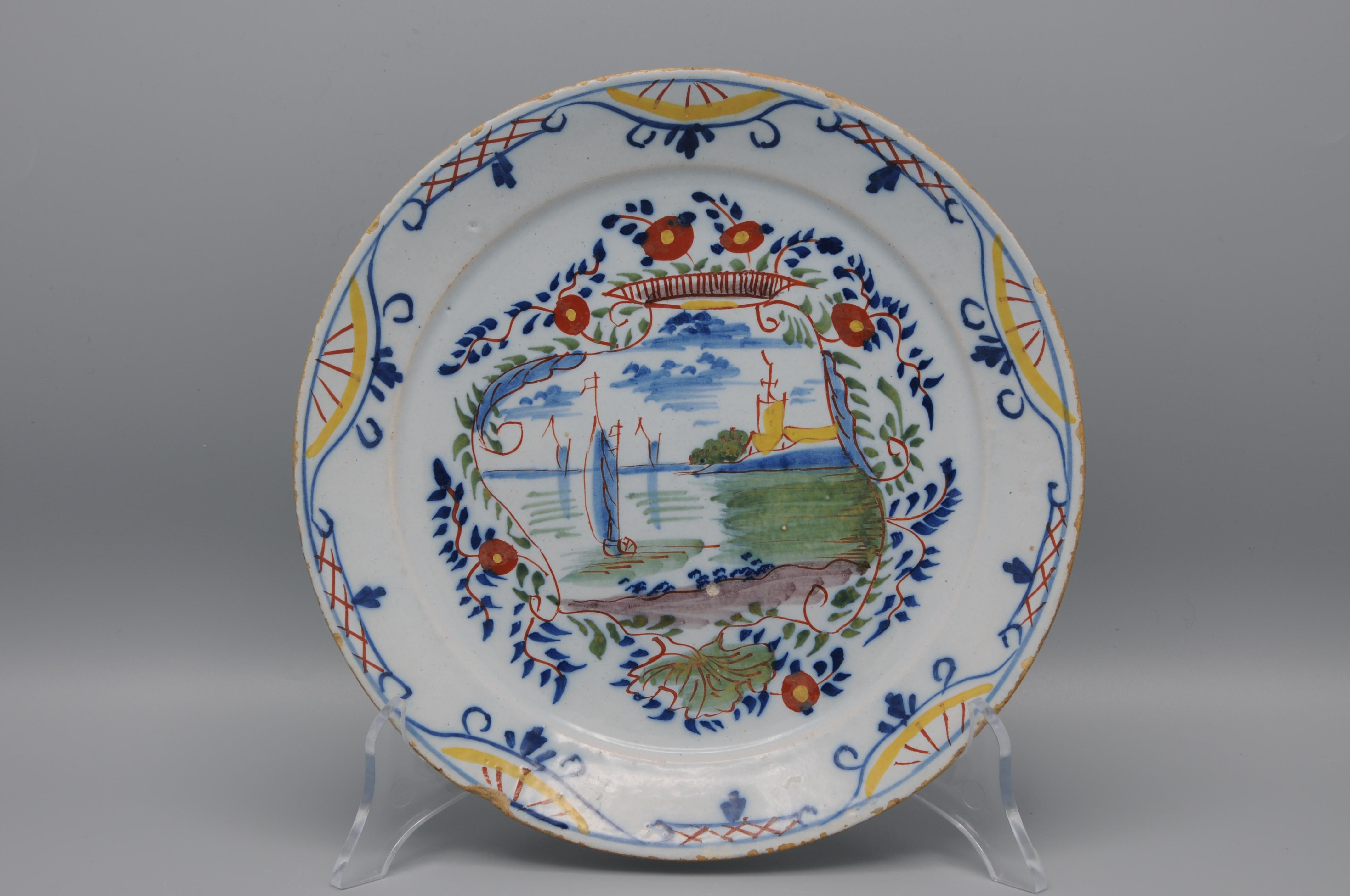 Chinoiseries Assiette polychrome de Delft représentant un paysage avec des navires - 18e siècle en vente