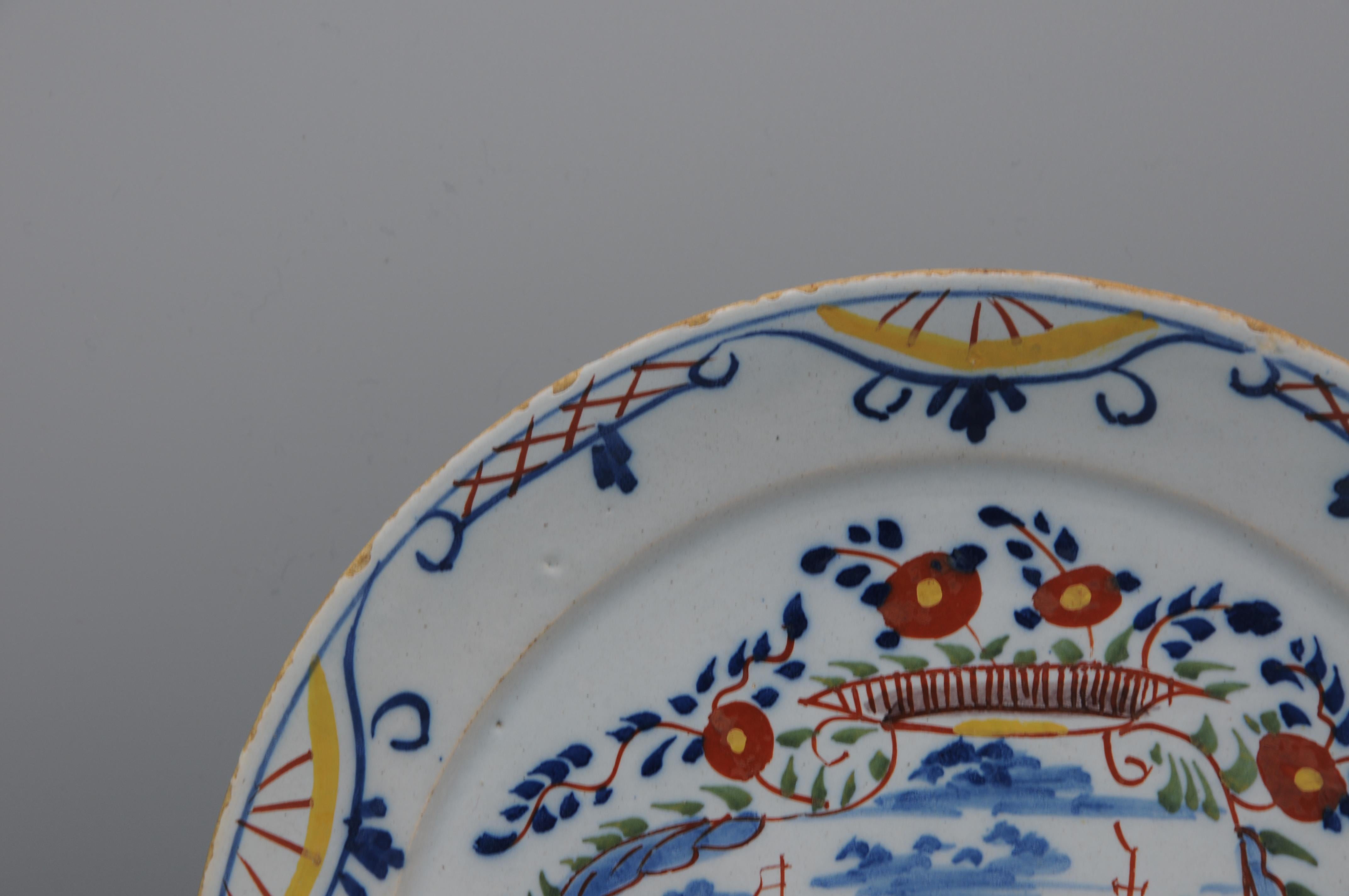 Néerlandais Assiette polychrome de Delft représentant un paysage avec des navires - 18e siècle en vente