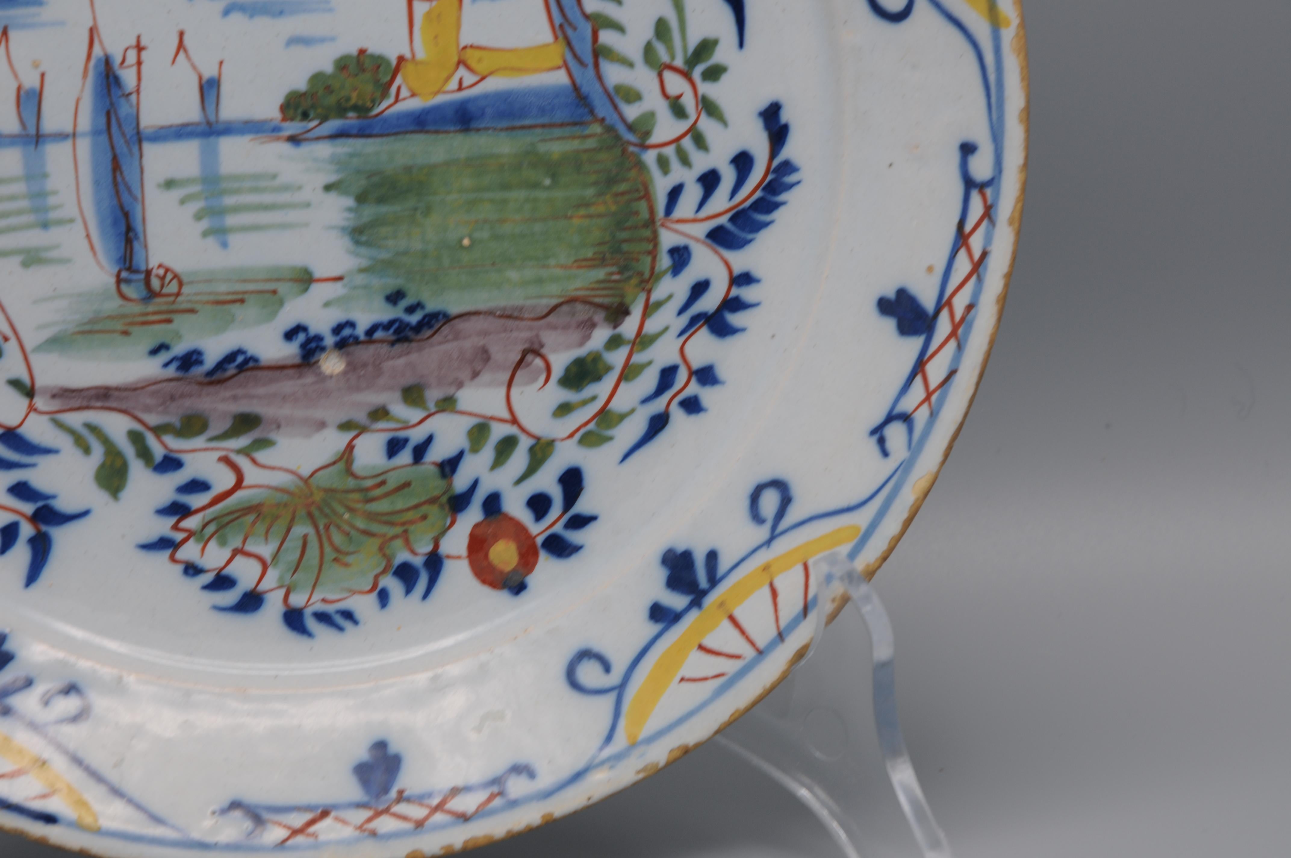 Assiette polychrome de Delft représentant un paysage avec des navires - 18e siècle Bon état - En vente à DELFT, NL