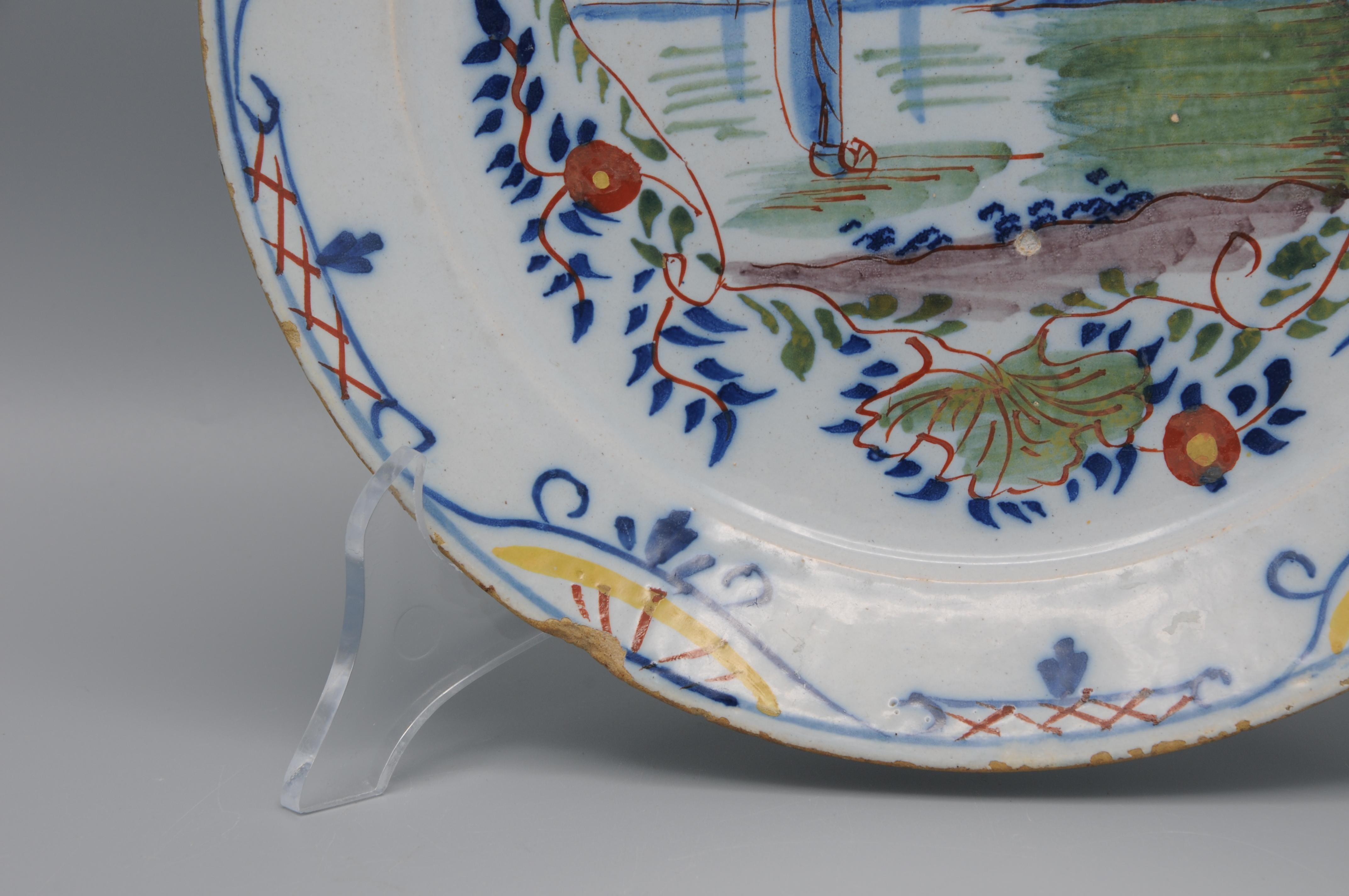 XVIIIe siècle Assiette polychrome de Delft représentant un paysage avec des navires - 18e siècle en vente