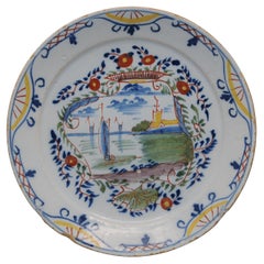 Plato policromado de Delft que representa un paisaje con barcos - Siglo XVIII
