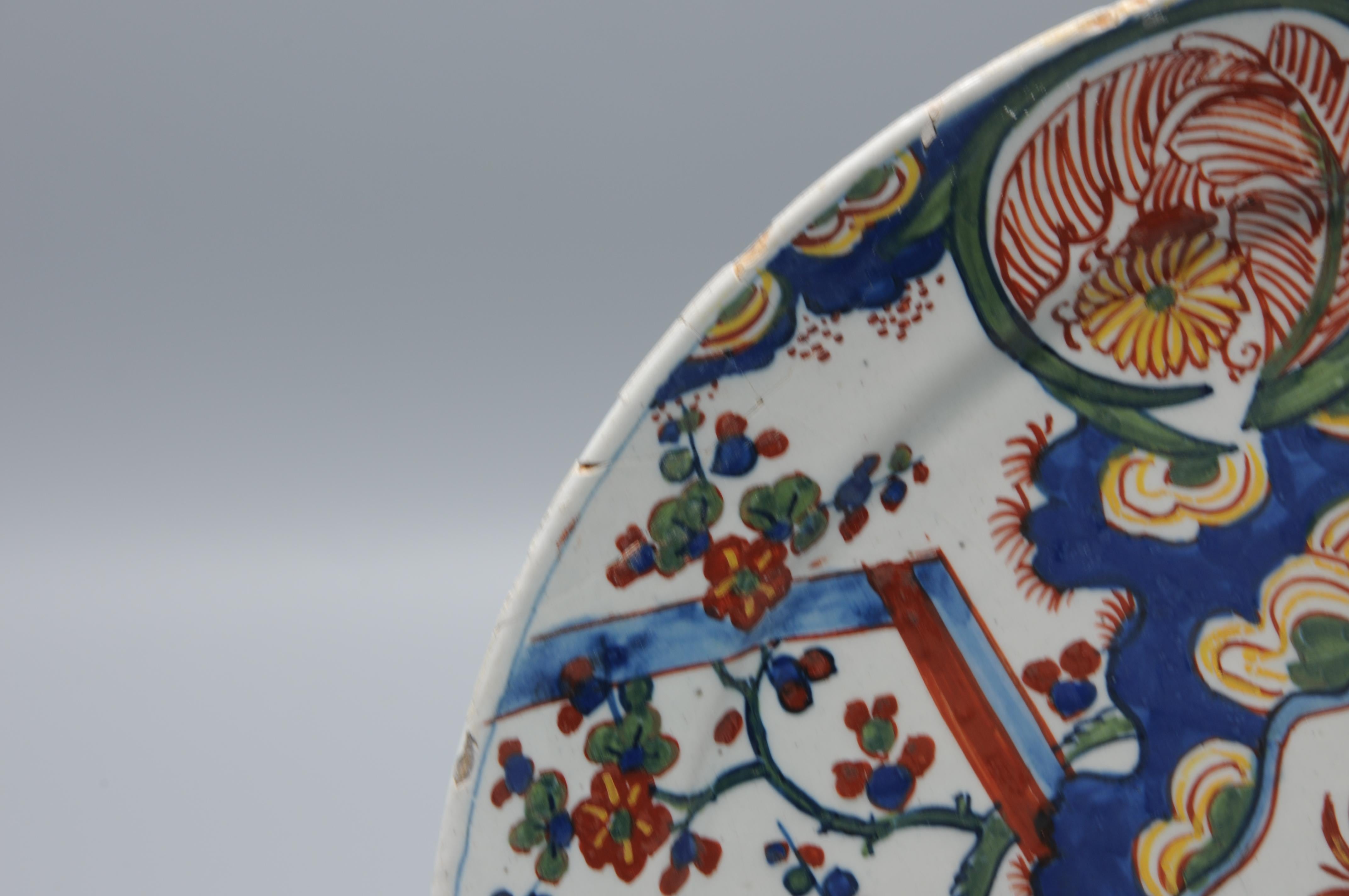 Vernissé Delft polychrome plate 'lightning decor' - first half 18th century en vente