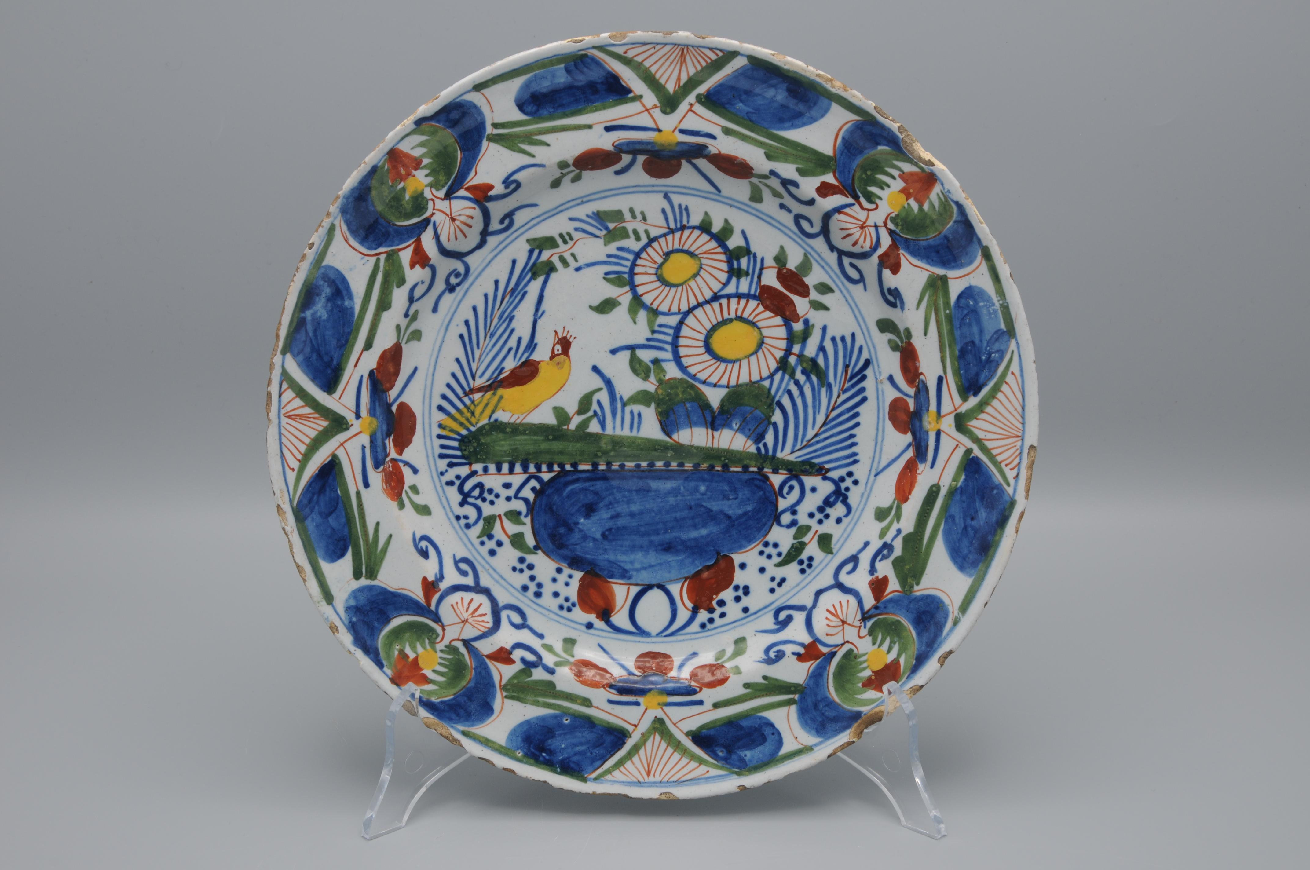 Chinoiserie Delft, Polychrome plate with bird and flower vase - 18th century