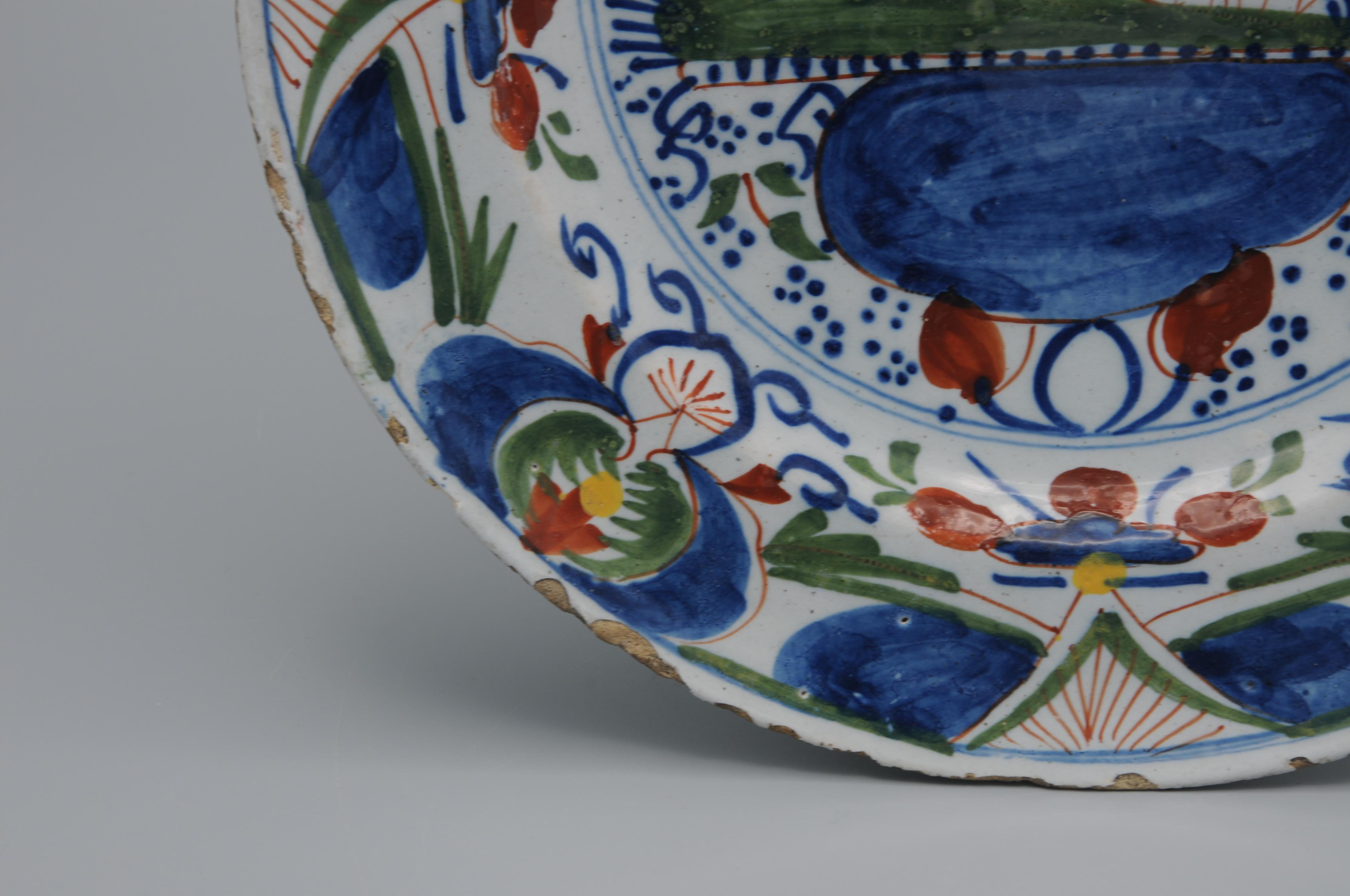 Delft, Polychrome plate with bird and flower vase - 18th century In Good Condition In DELFT, NL