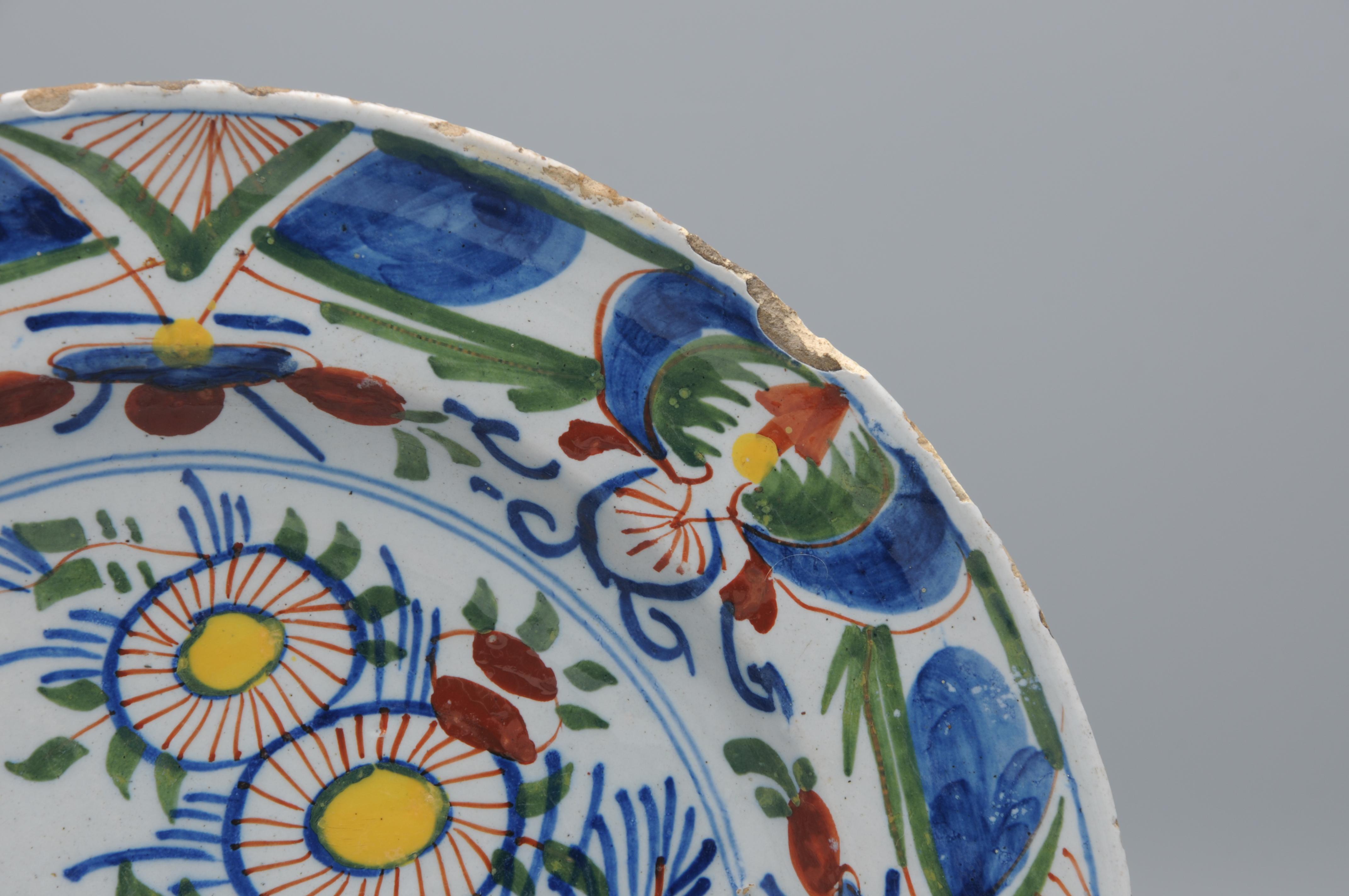 Earthenware Delft, Polychrome plate with bird and flower vase - 18th century