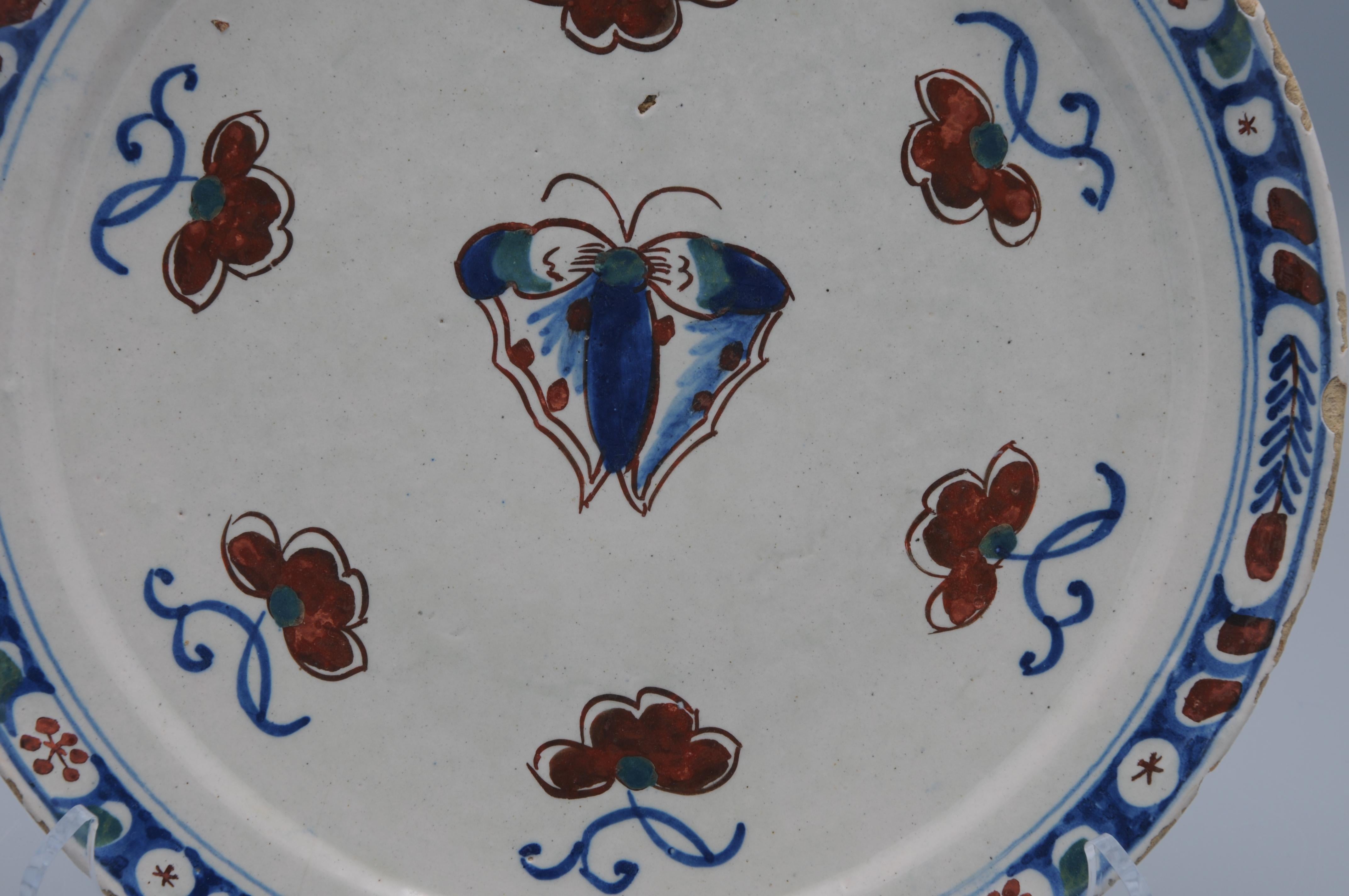 Chinoiseries Assiette polychrome de Delft avec papillon - première moitié du 18e siècle en vente