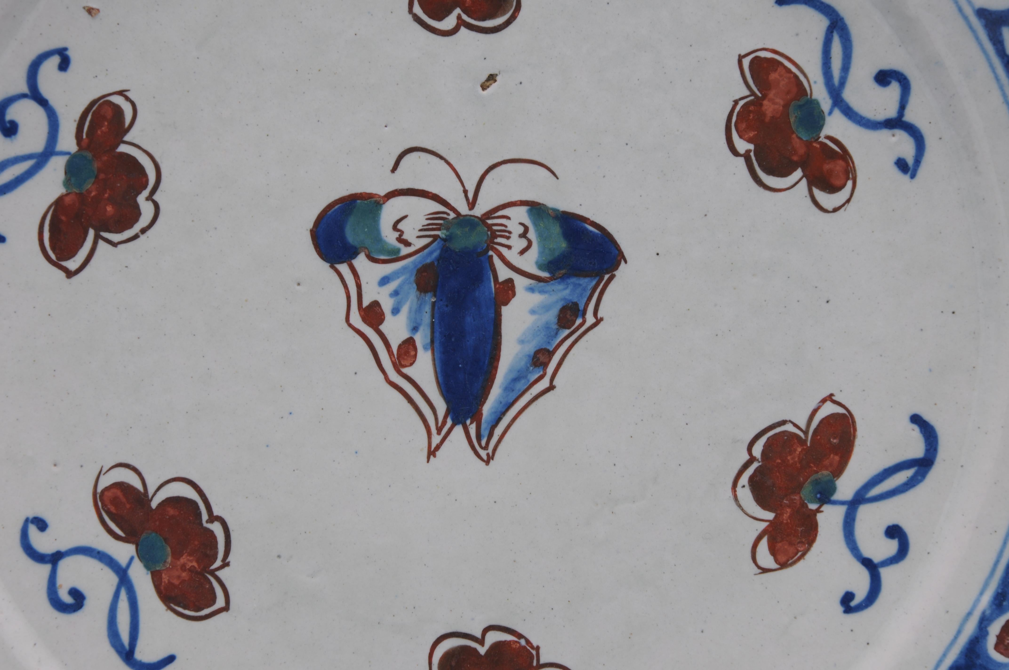Néerlandais Assiette polychrome de Delft avec papillon - première moitié du 18e siècle en vente