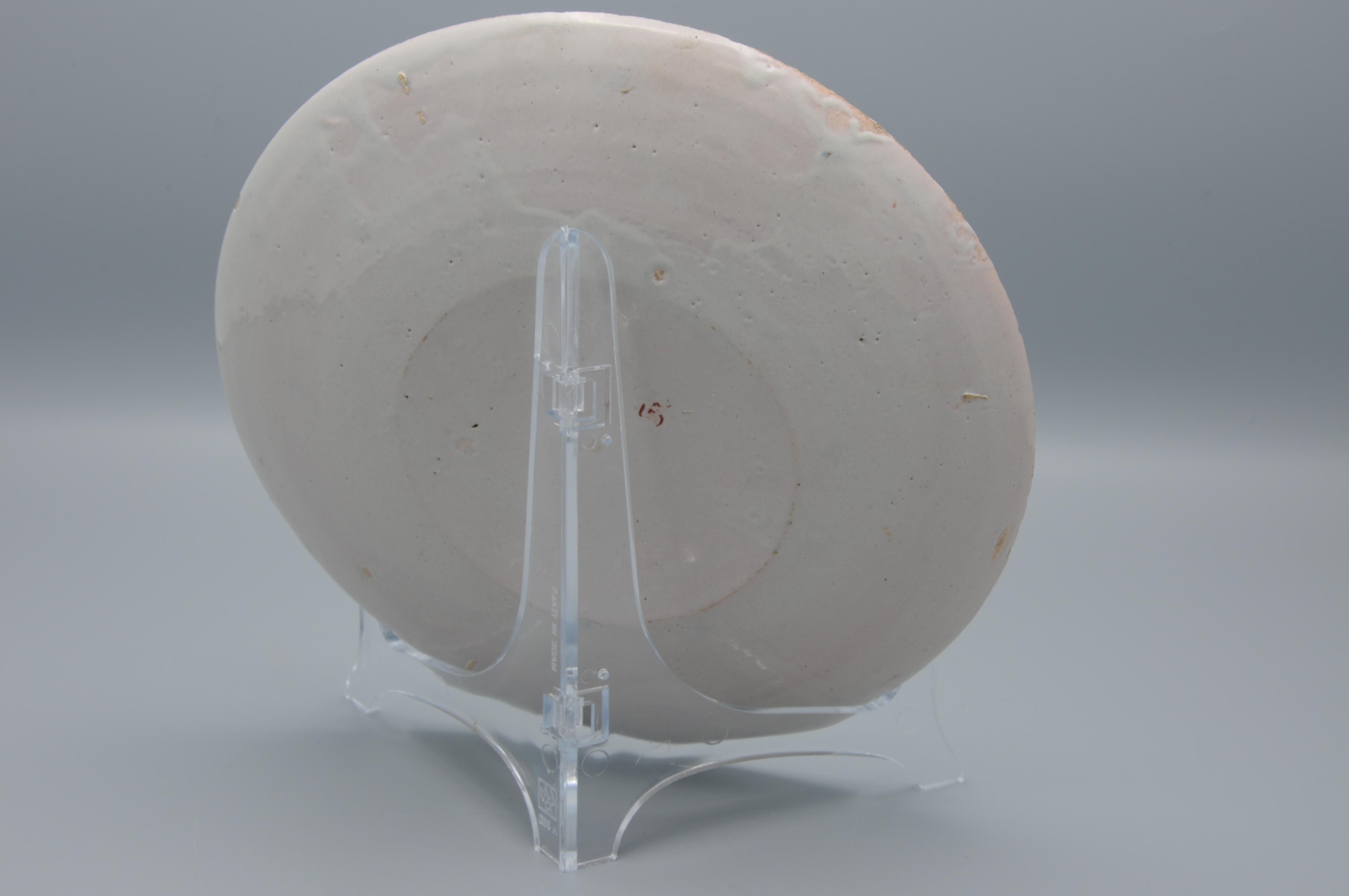 Poterie Assiette polychrome de Delft avec papillon - première moitié du 18e siècle en vente