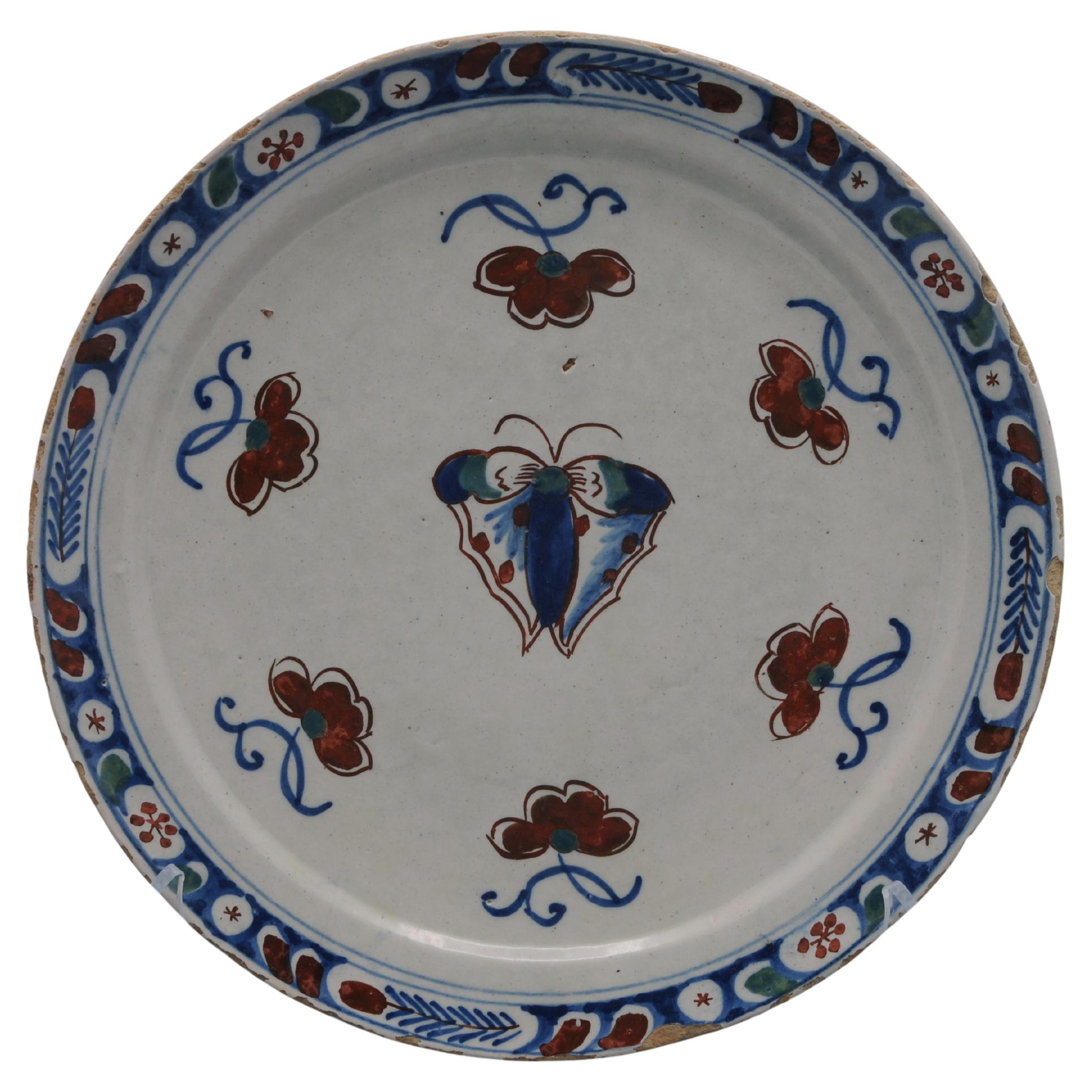 Plato polícromo de Delft con mariposa - primera mitad del siglo XVIII