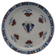 Plato polícromo de Delft con mariposa - primera mitad del siglo XVIII