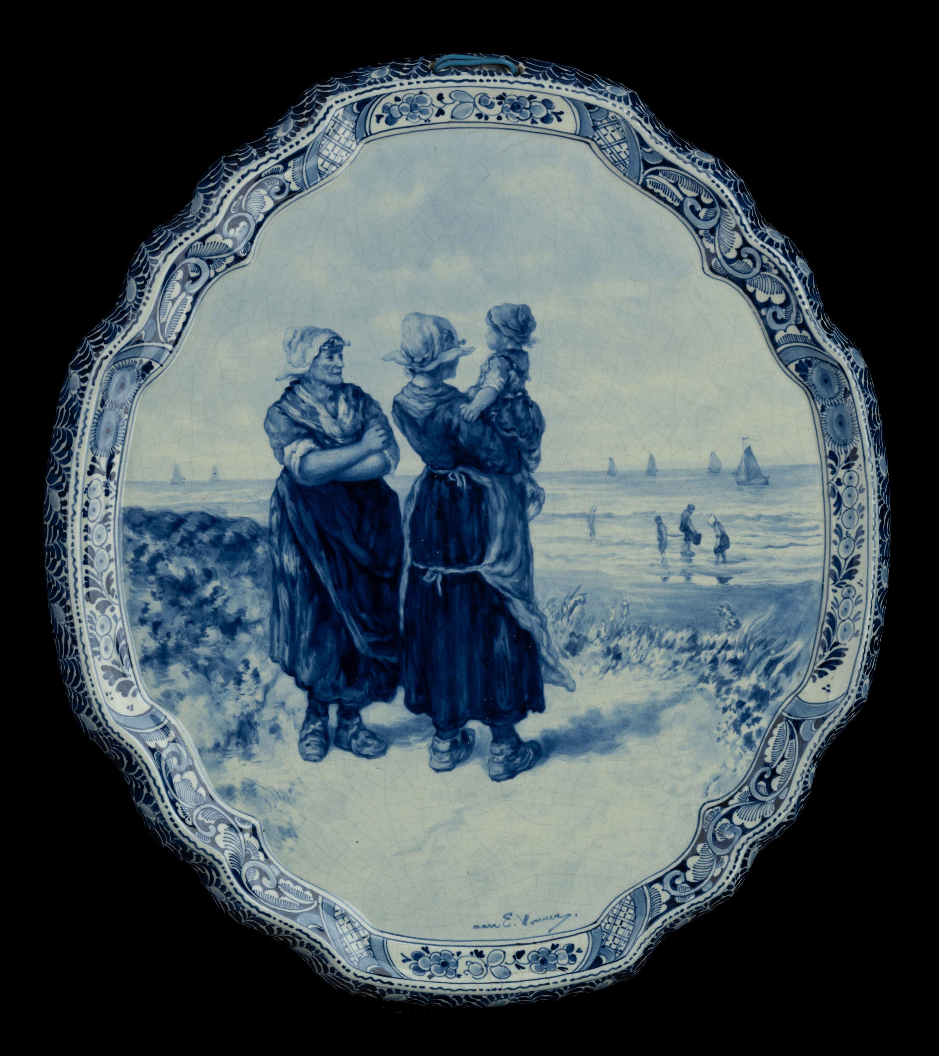 Delft, Porceleyne Fles Applique nach einem Gemälde von E. Verveer,  hergestellt 1901

Eine Porceleyne Fles Delft handgemalte Applikation nach einem Gemälde von Elchanon Leonardus Verveer. . Die Applikation ist in Delftblau gehalten und zeigt zwei