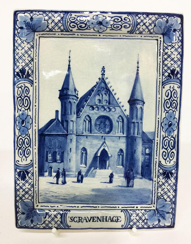 Néerlandais Petites assiettes murales Fles de Delft en porcelaine de Delft, La Haye et Delft, 1894 et 1912 en vente