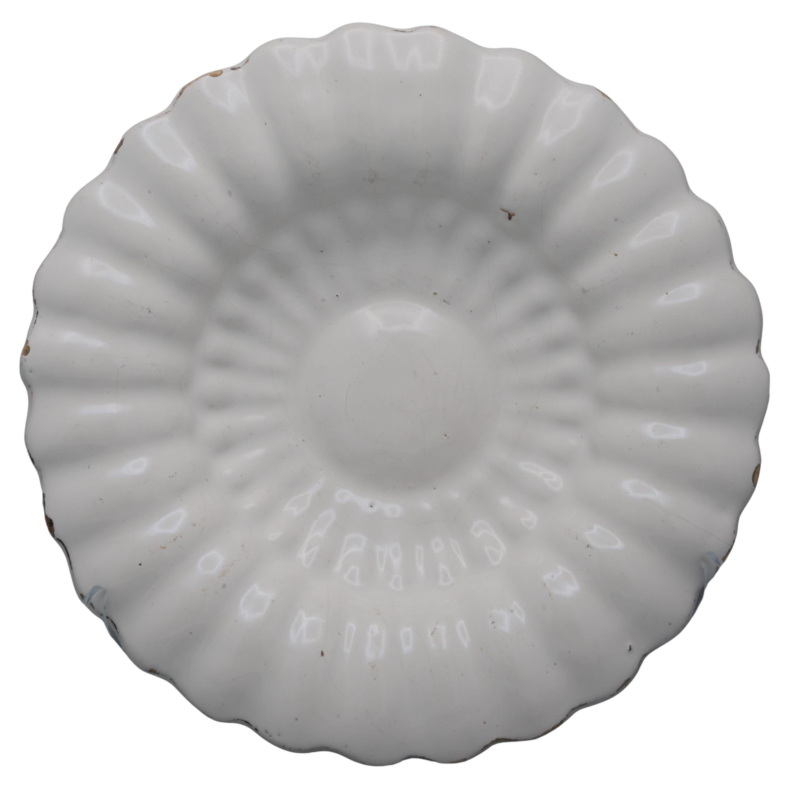 Delft - Raro piatto bianco di Delft con decorazioni (plooischotel), XVIII secolo