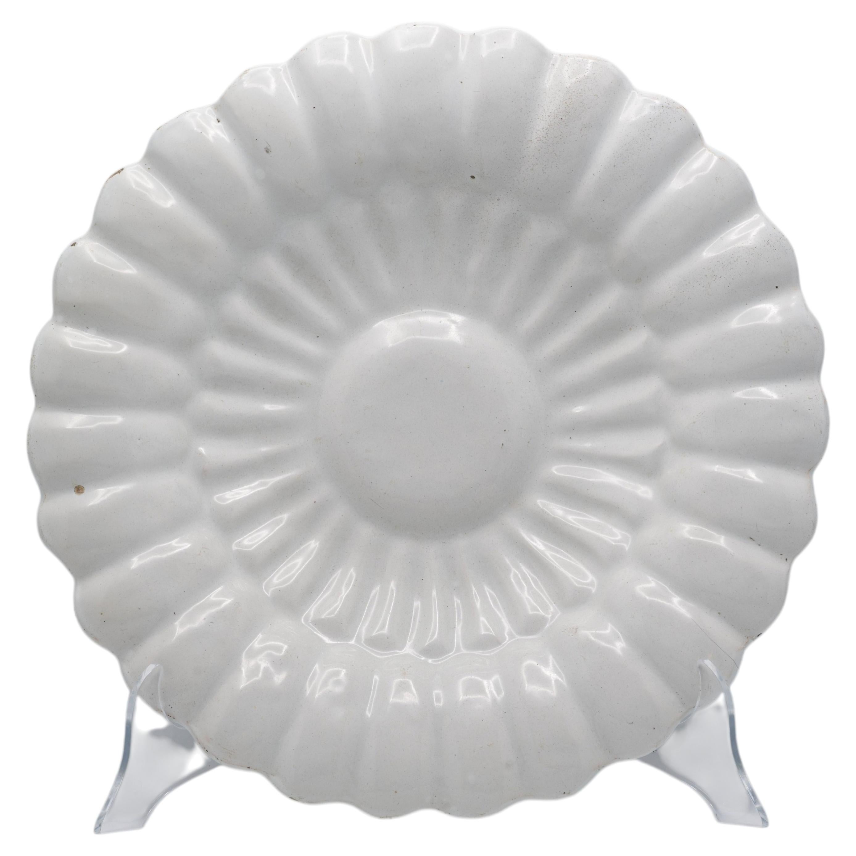 Delft - Rare 'Delft white' gadrooned dish (plooischotel), 18th century For Sale