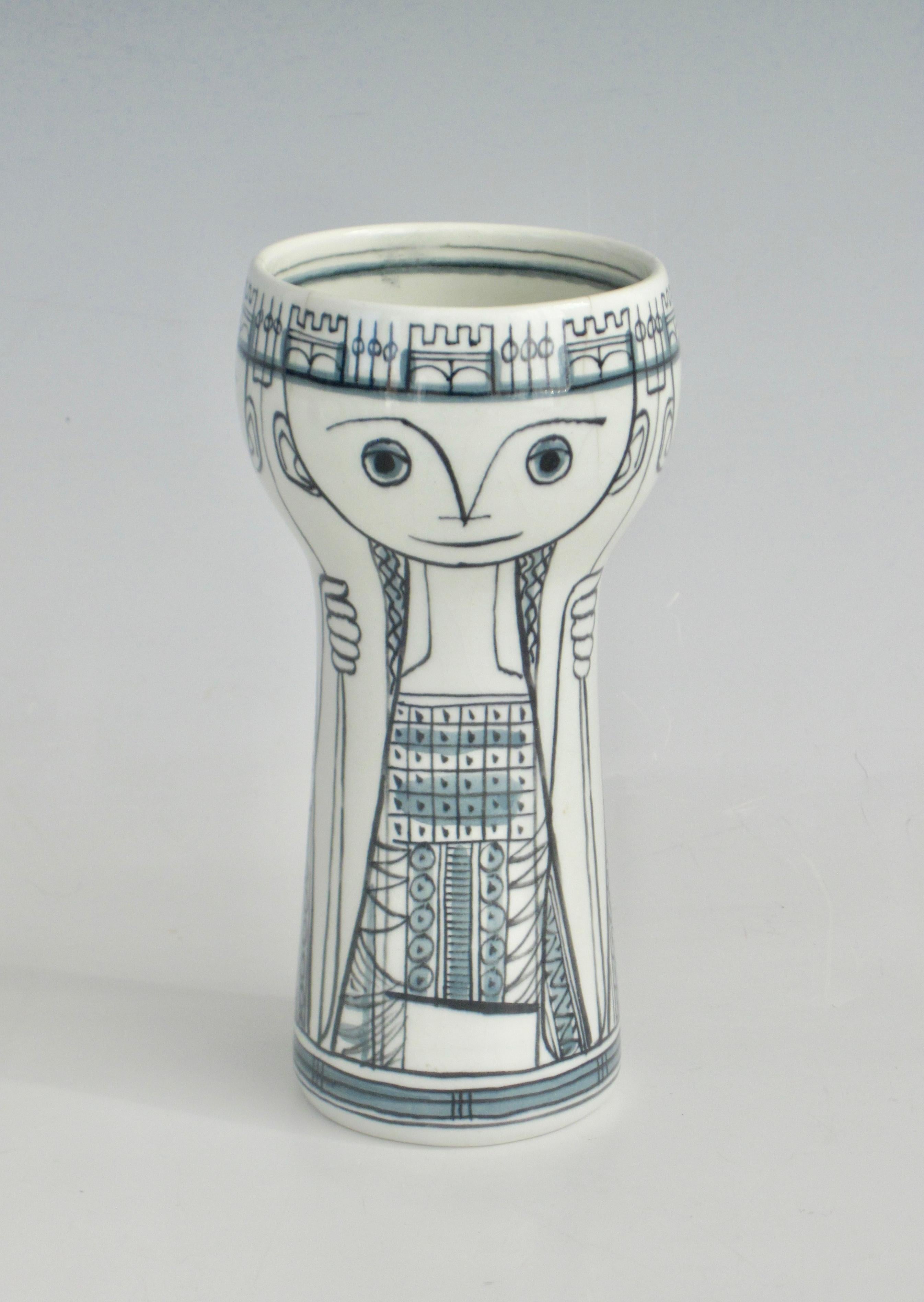 Relativ seltene zierliche Porzellanvase mit dem charakteristischen blauen geometrischen Linienmuster des Designers Herman Sanders. Sanders schuf diese Designserie namens Sandelfo zwischen 1948 und 1984. 
Auf der Rückseite befinden sich die Initialen