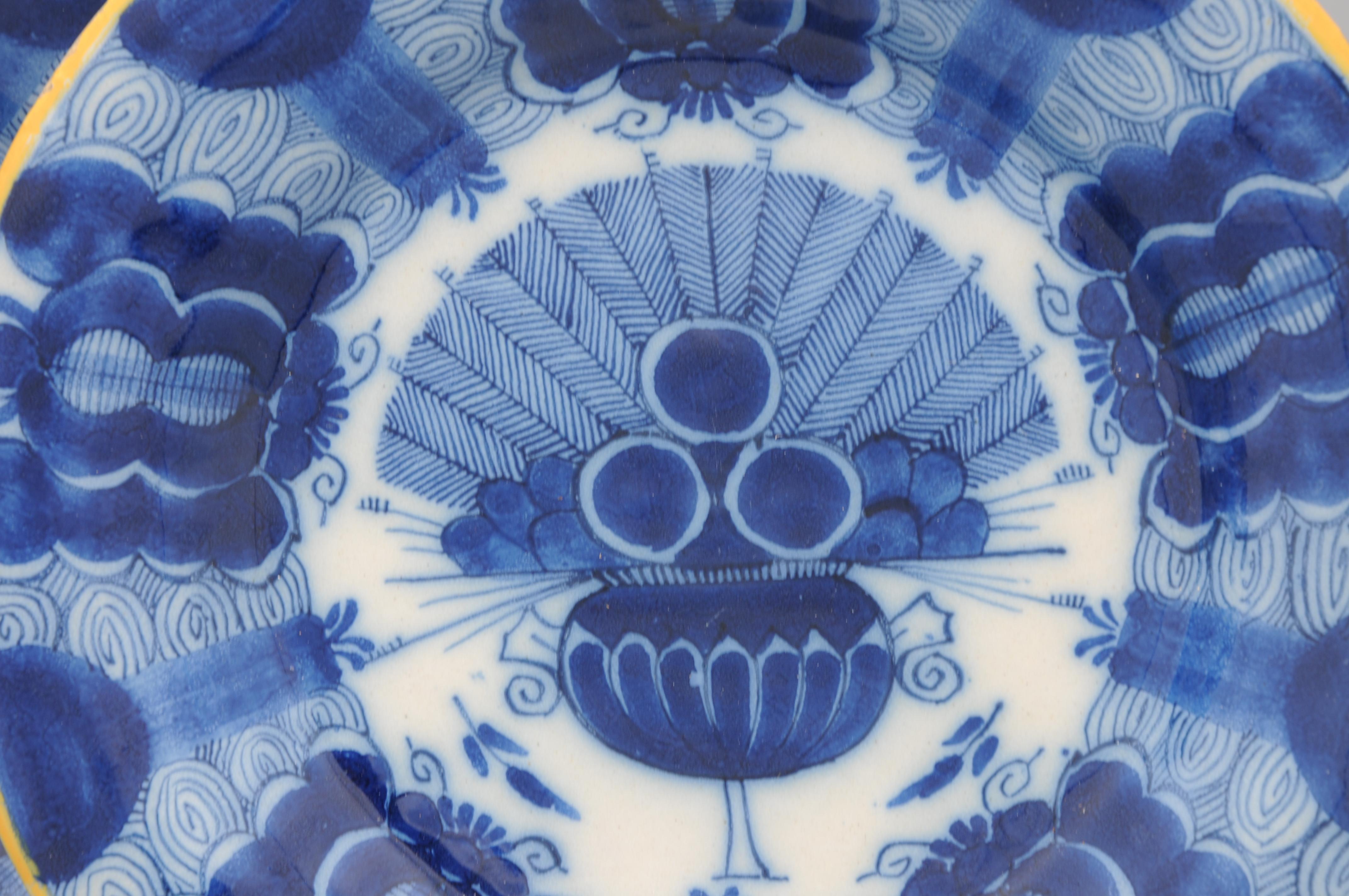 Delft set of 3 'Peacock' plates by 'De Blompot' - second half 18th century For Sale 2