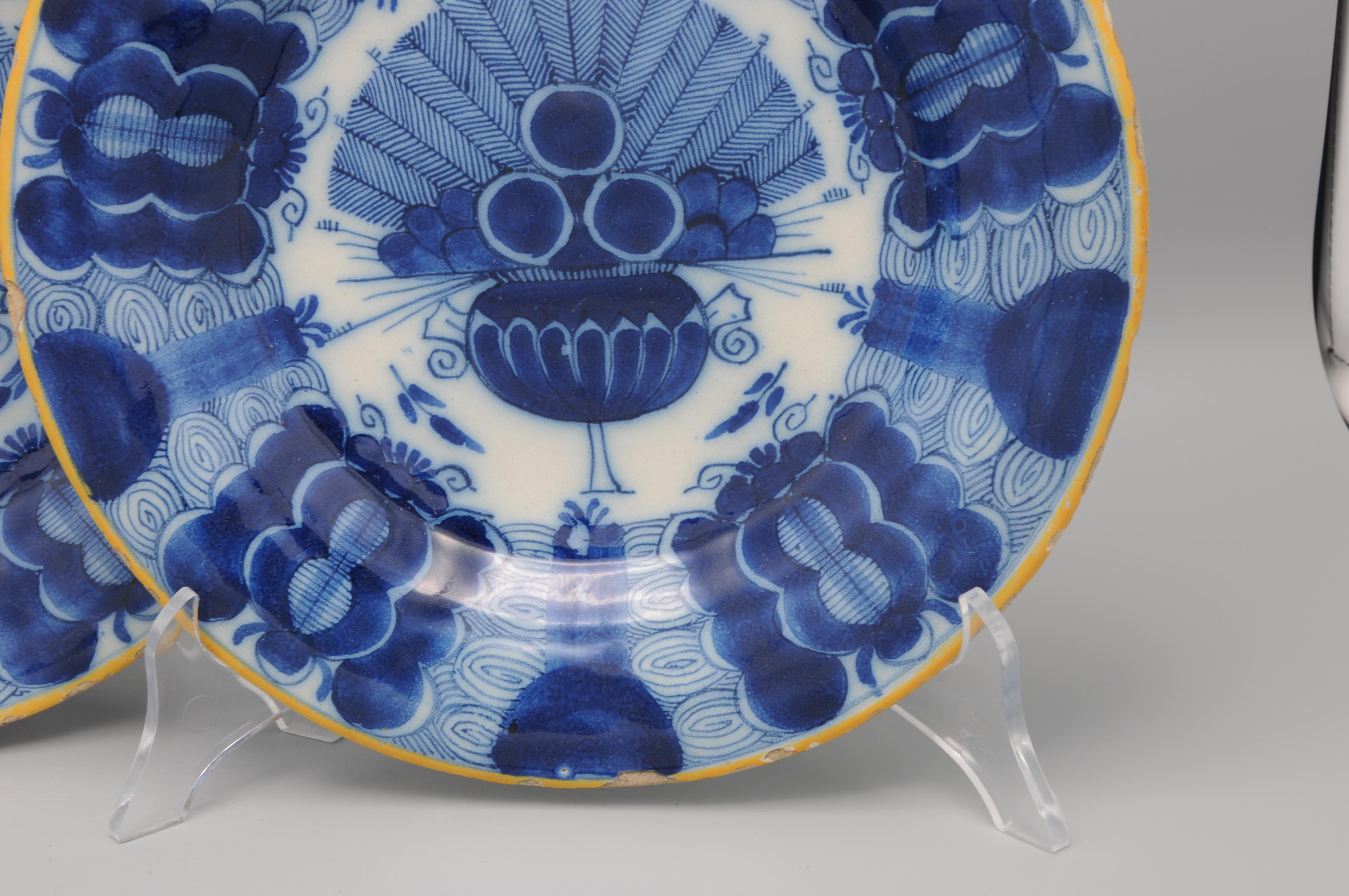 Delft set of 3 'Peacock' plates by 'De Blompot' - second half 18th century For Sale 4
