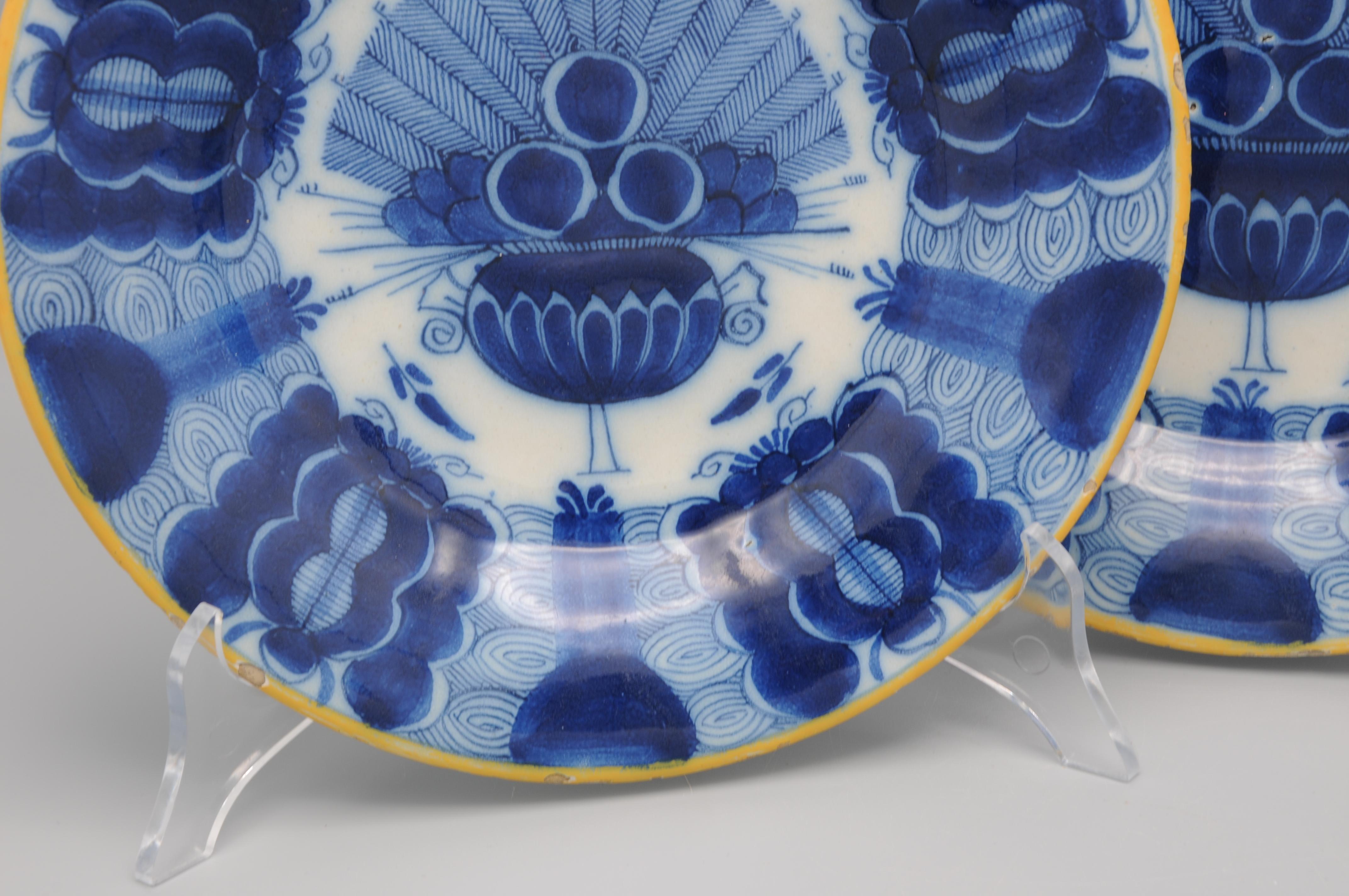 Delft set of 3 'Peacock' plates by 'De Blompot' - second half 18th century For Sale 6
