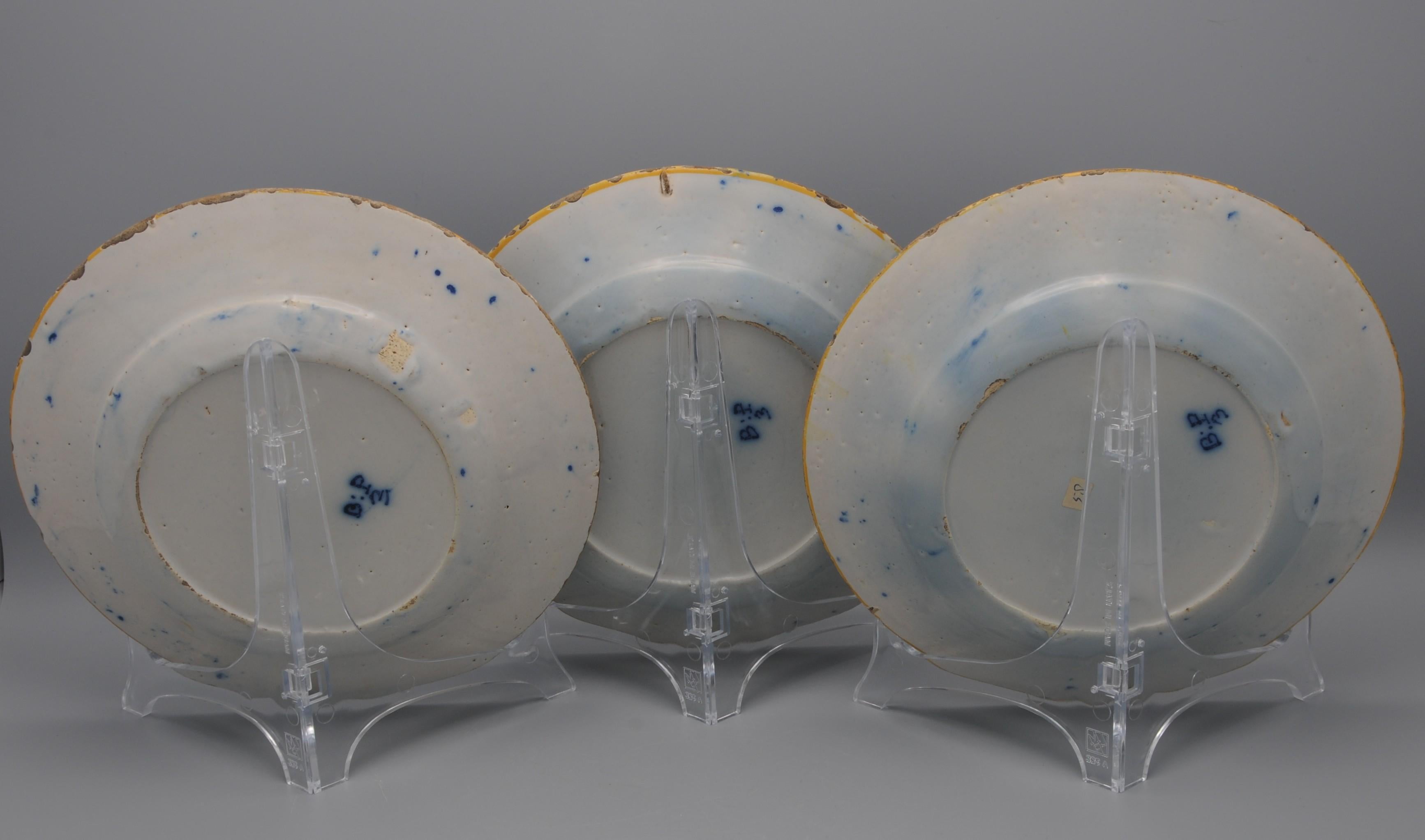 Delft set of 3 'Peacock' plates by 'De Blompot' - second half 18th century For Sale 7