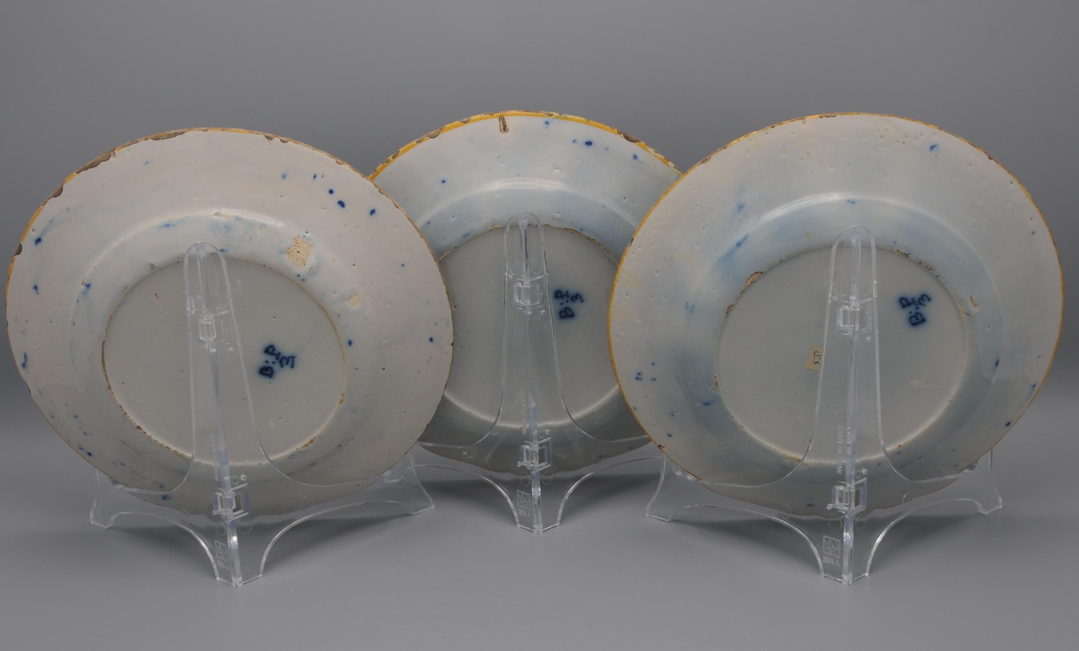 Delft set of 3 'Peacock' plates by 'De Blompot' - second half 18th century For Sale 8