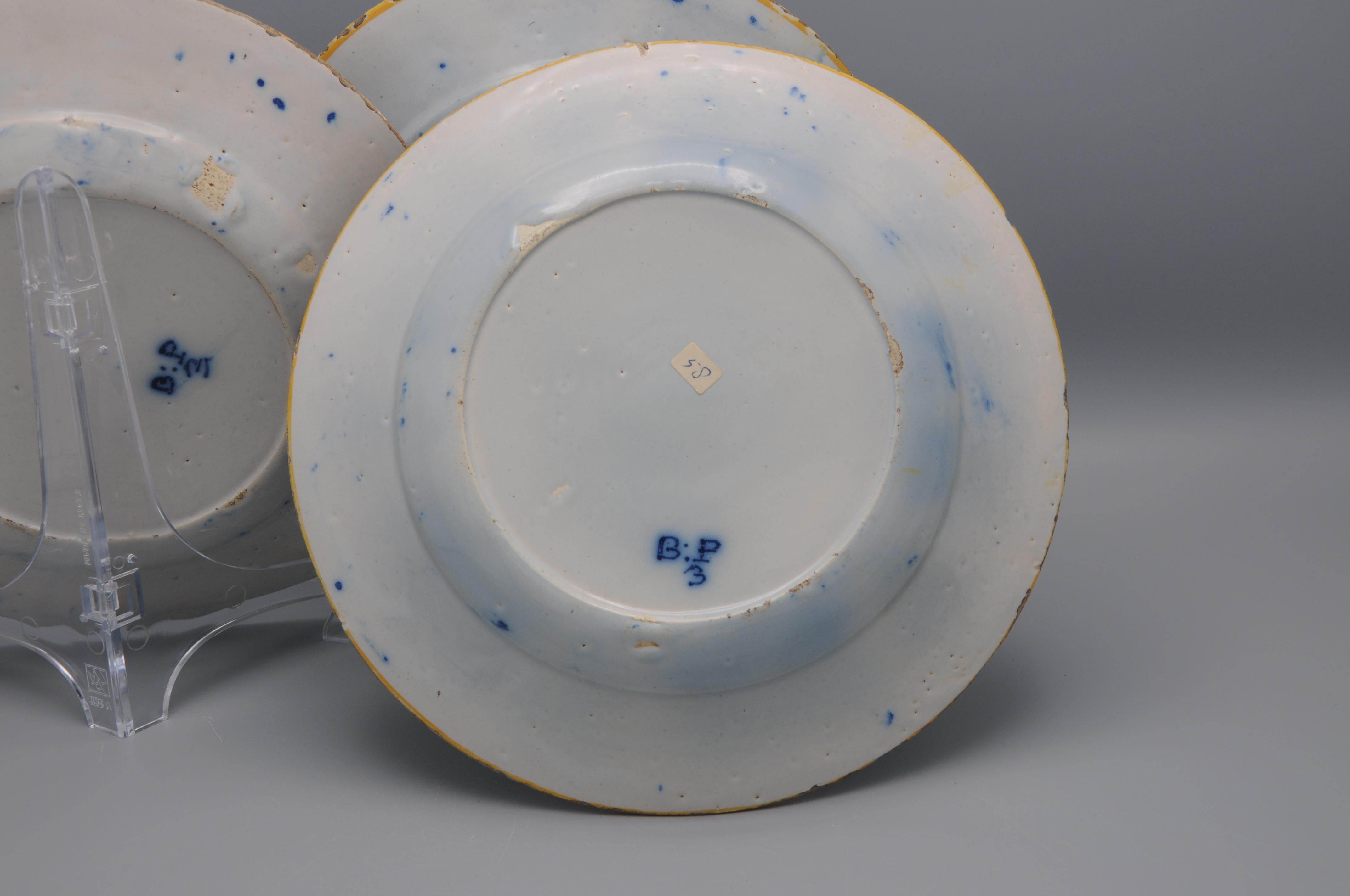 Delft set of 3 'Peacock' plates by 'De Blompot' - second half 18th century For Sale 9