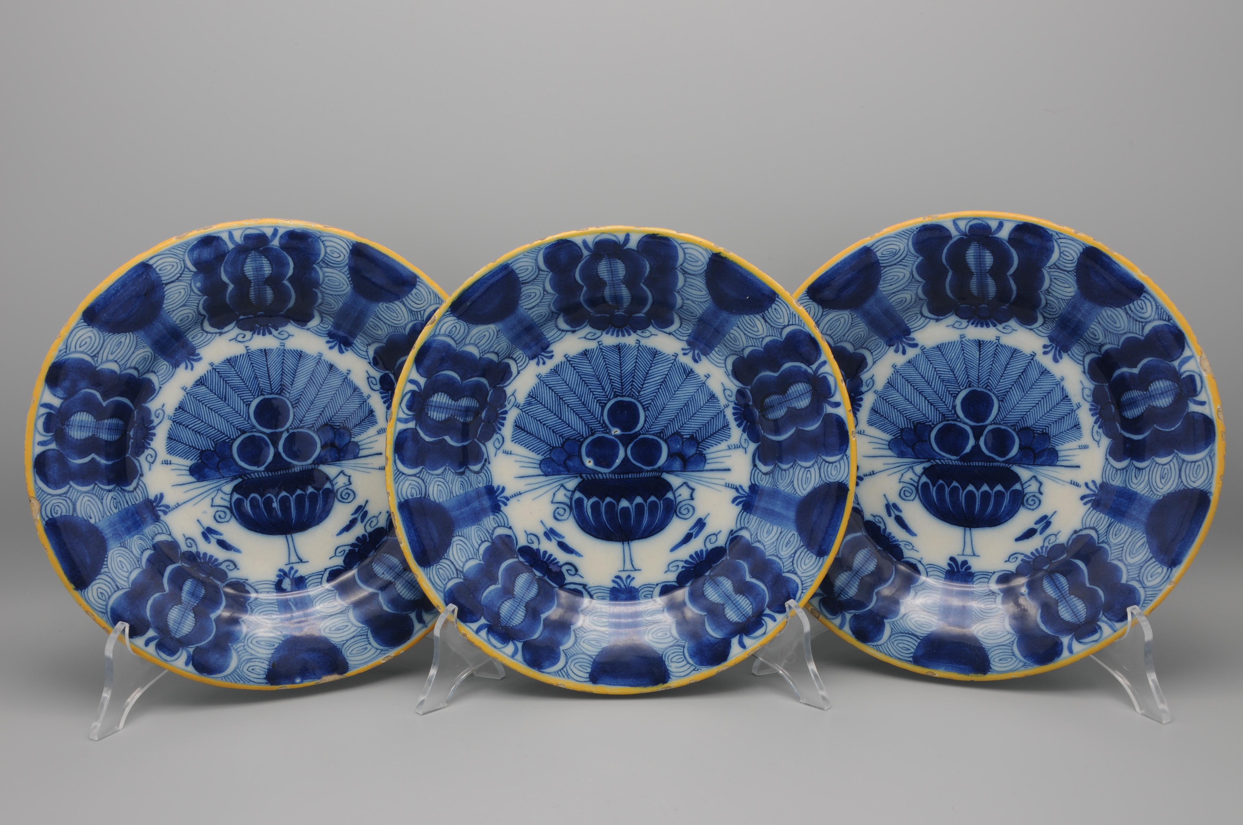 Chinoiserie Delft set of 3 'Peacock' plates by 'De Blompot' - second half 18th century For Sale