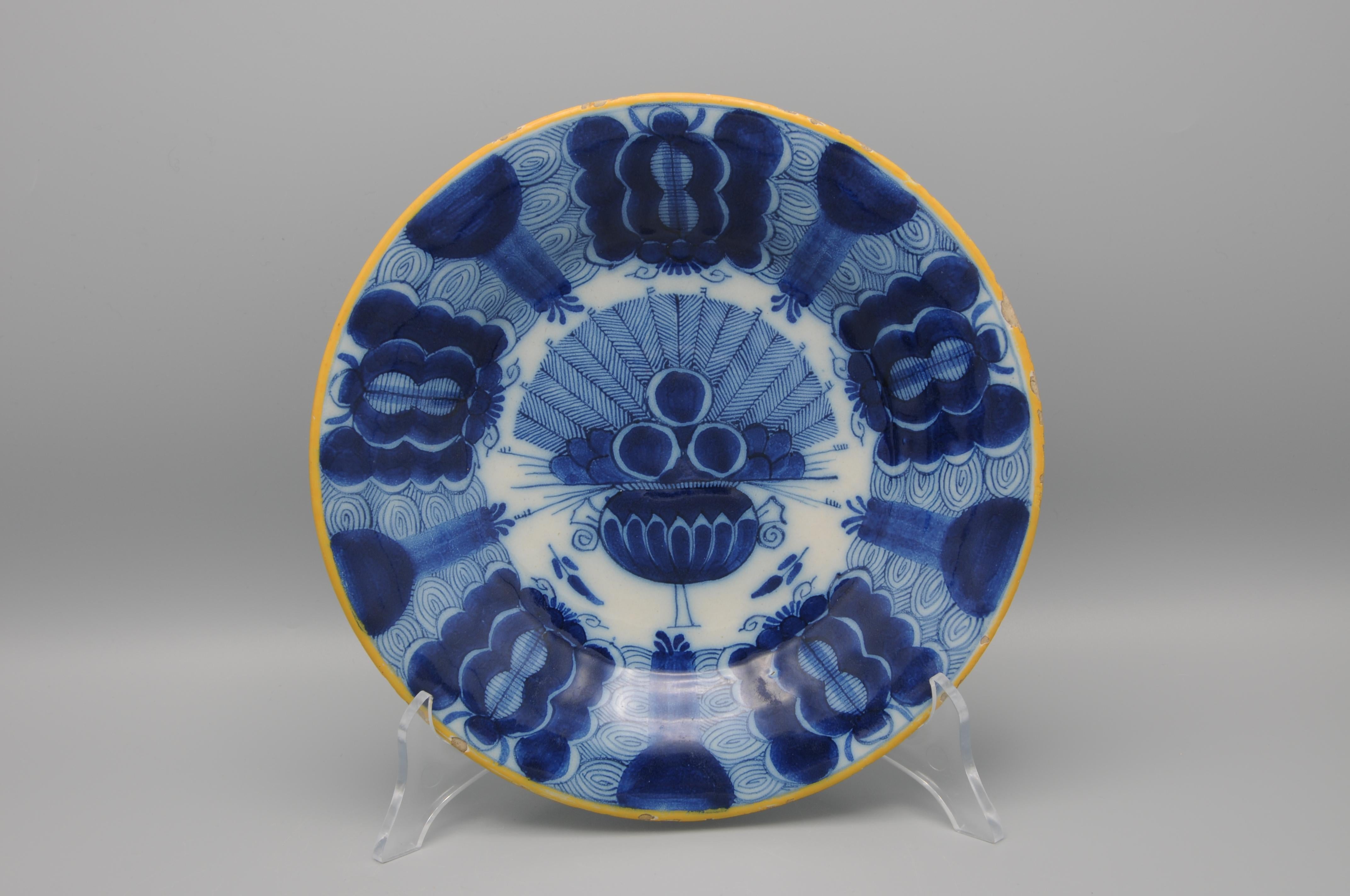 Delft set of 3 'Peacock' plates by 'De Blompot' - second half 18th century In Good Condition For Sale In DELFT, NL