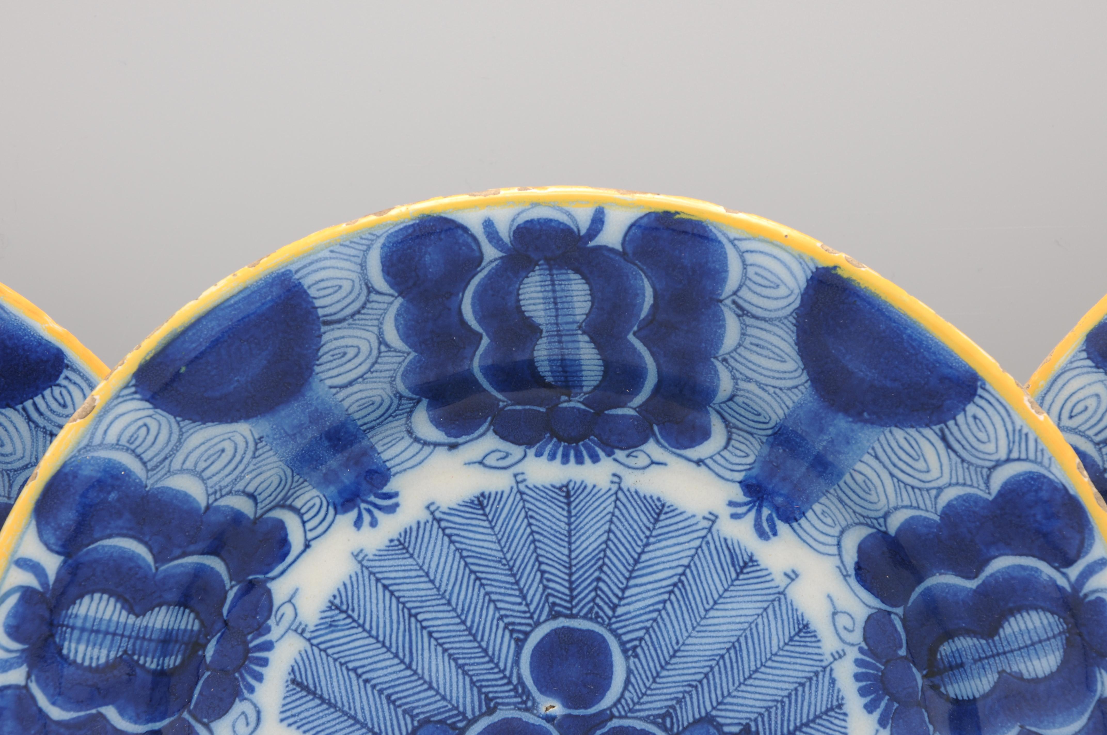Earthenware Delft set of 3 'Peacock' plates by 'De Blompot' - second half 18th century For Sale