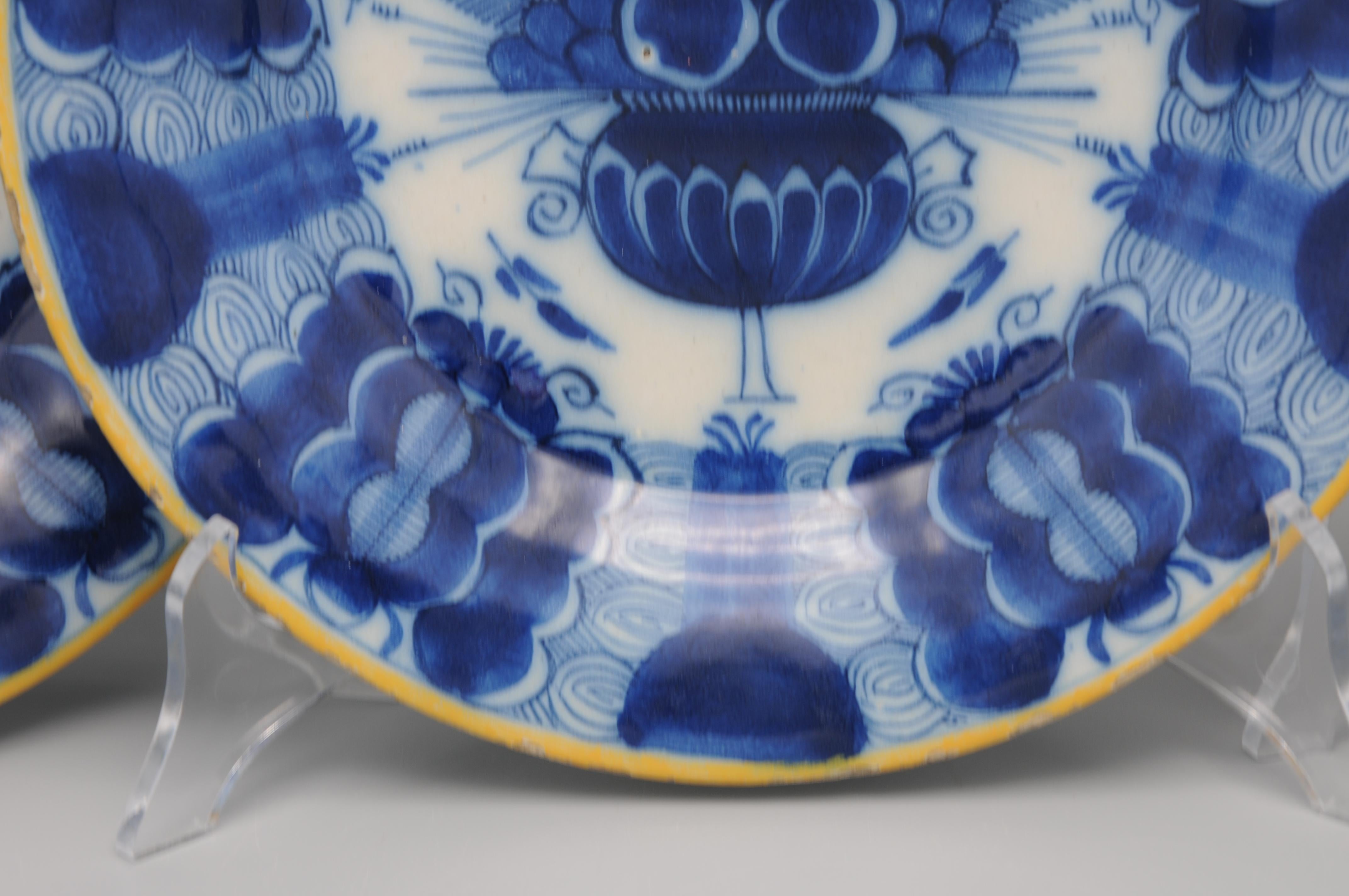 Delft set of 3 'Peacock' plates by 'De Blompot' - second half 18th century For Sale 1