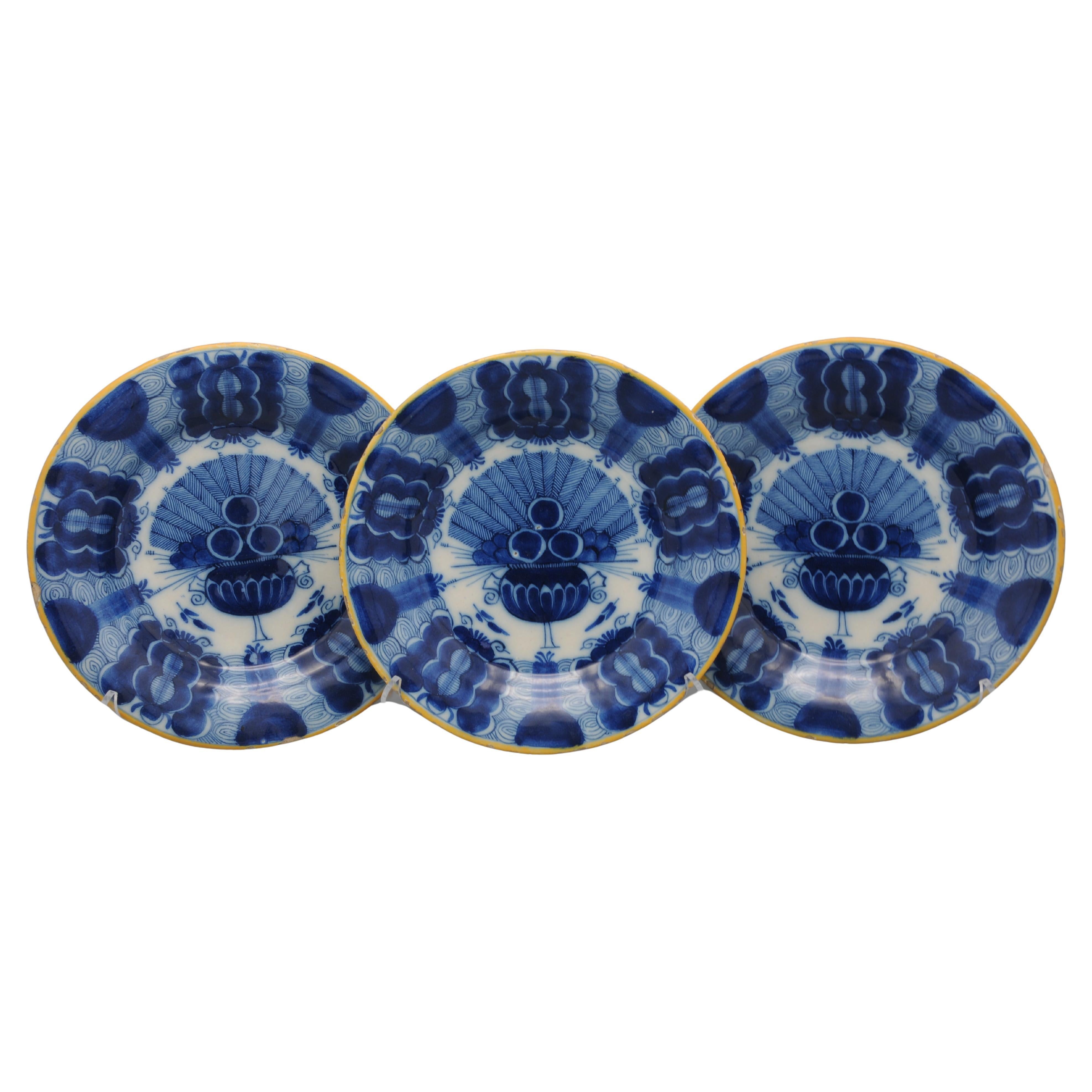 Juego de 3 platos "Pavo real" de Delft por "De Blompot" - segunda mitad del siglo XVIII