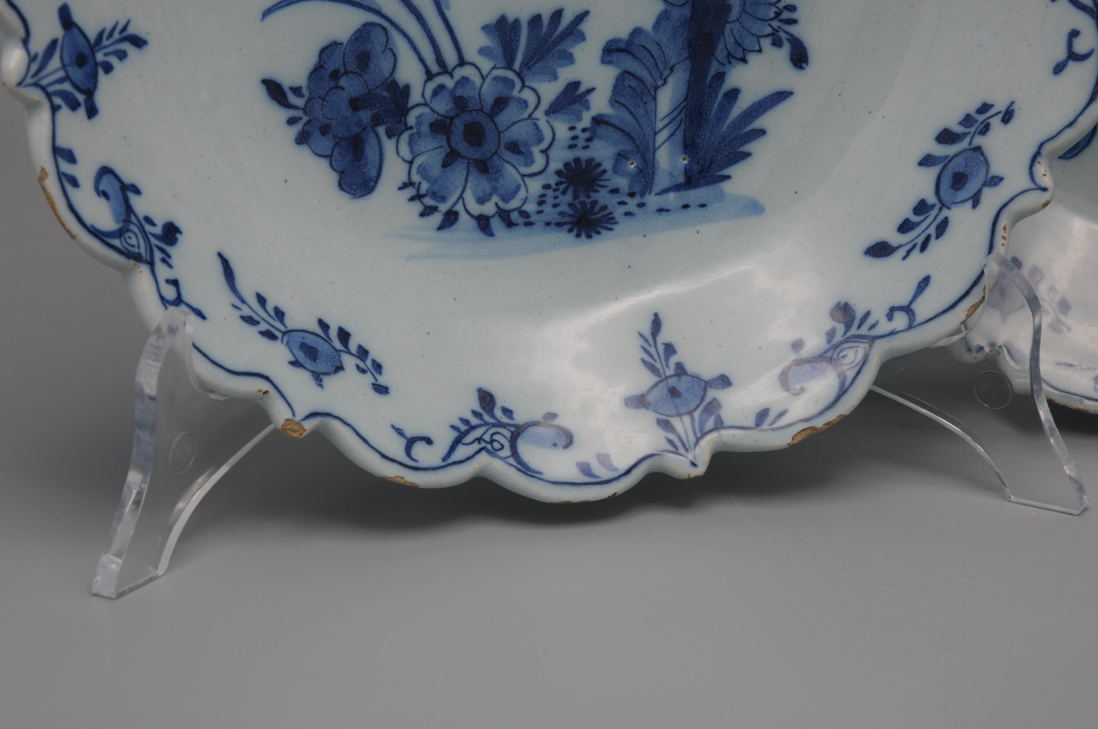Delft - Ensemble de 3 rares assiettes bleues et blanches avec bord festonné - 18e siècle en vente 2