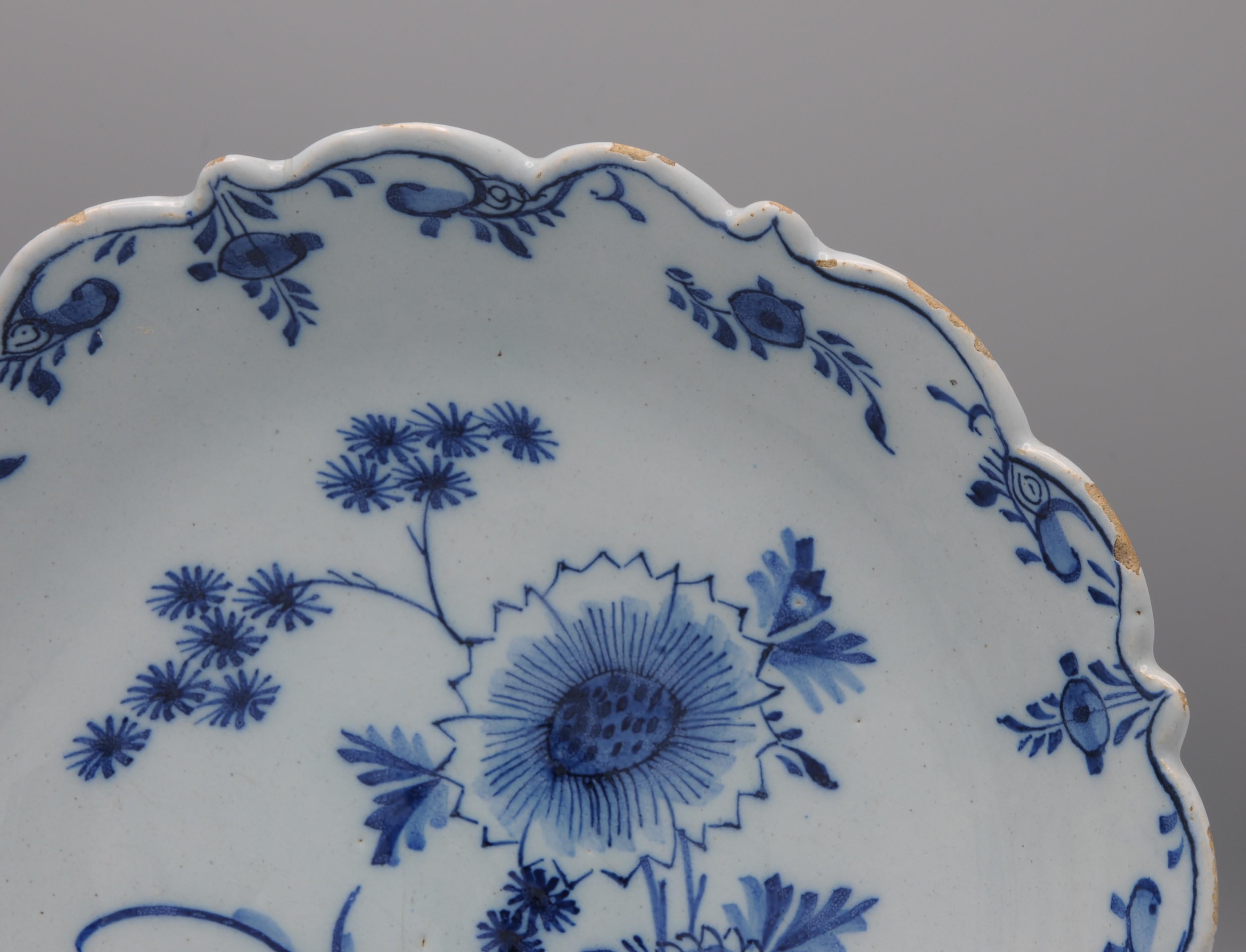 Delft - Ensemble de 3 rares assiettes bleues et blanches avec bord festonné - 18e siècle en vente 4