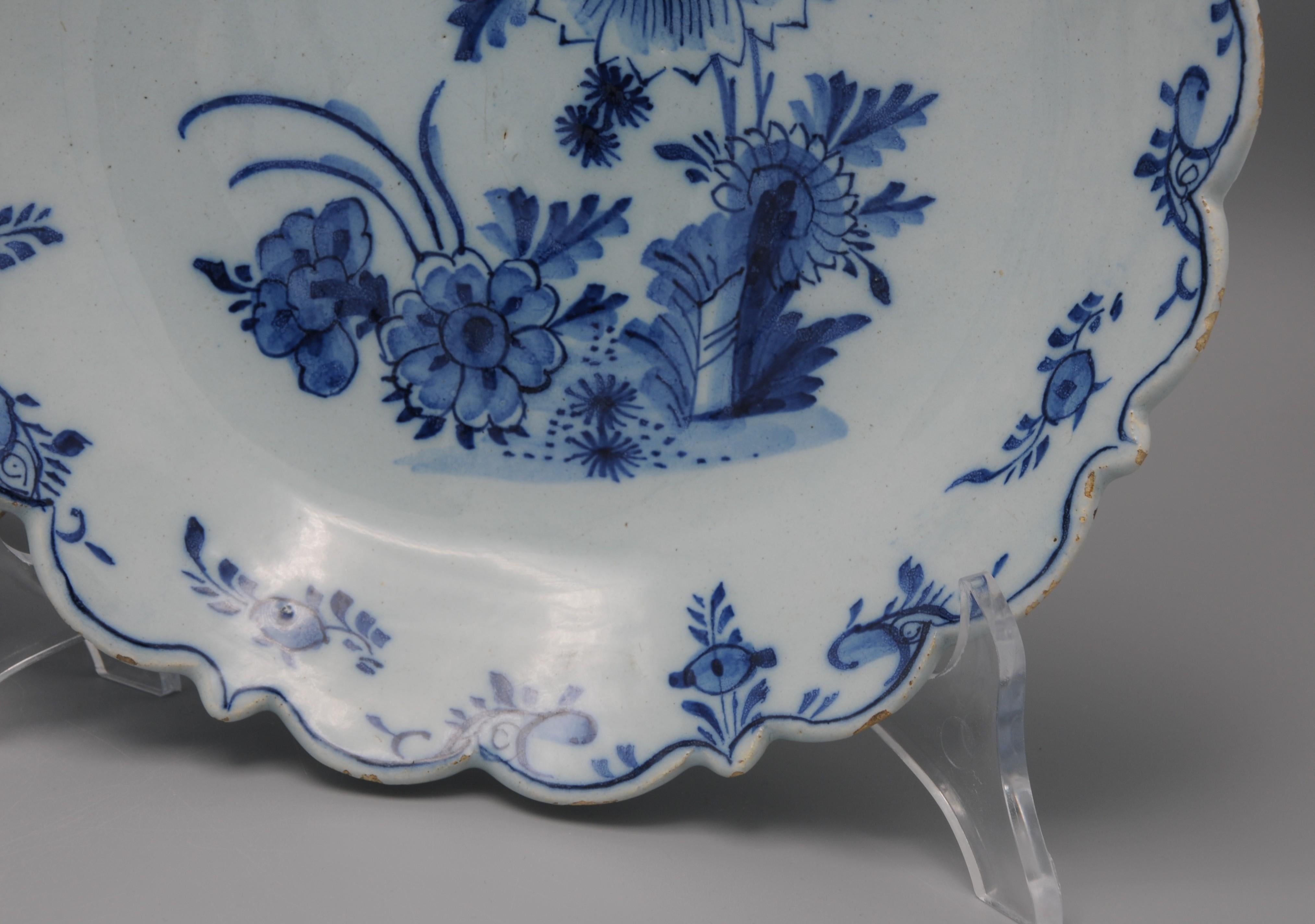 Delft - Ensemble de 3 rares assiettes bleues et blanches avec bord festonné - 18e siècle en vente 5