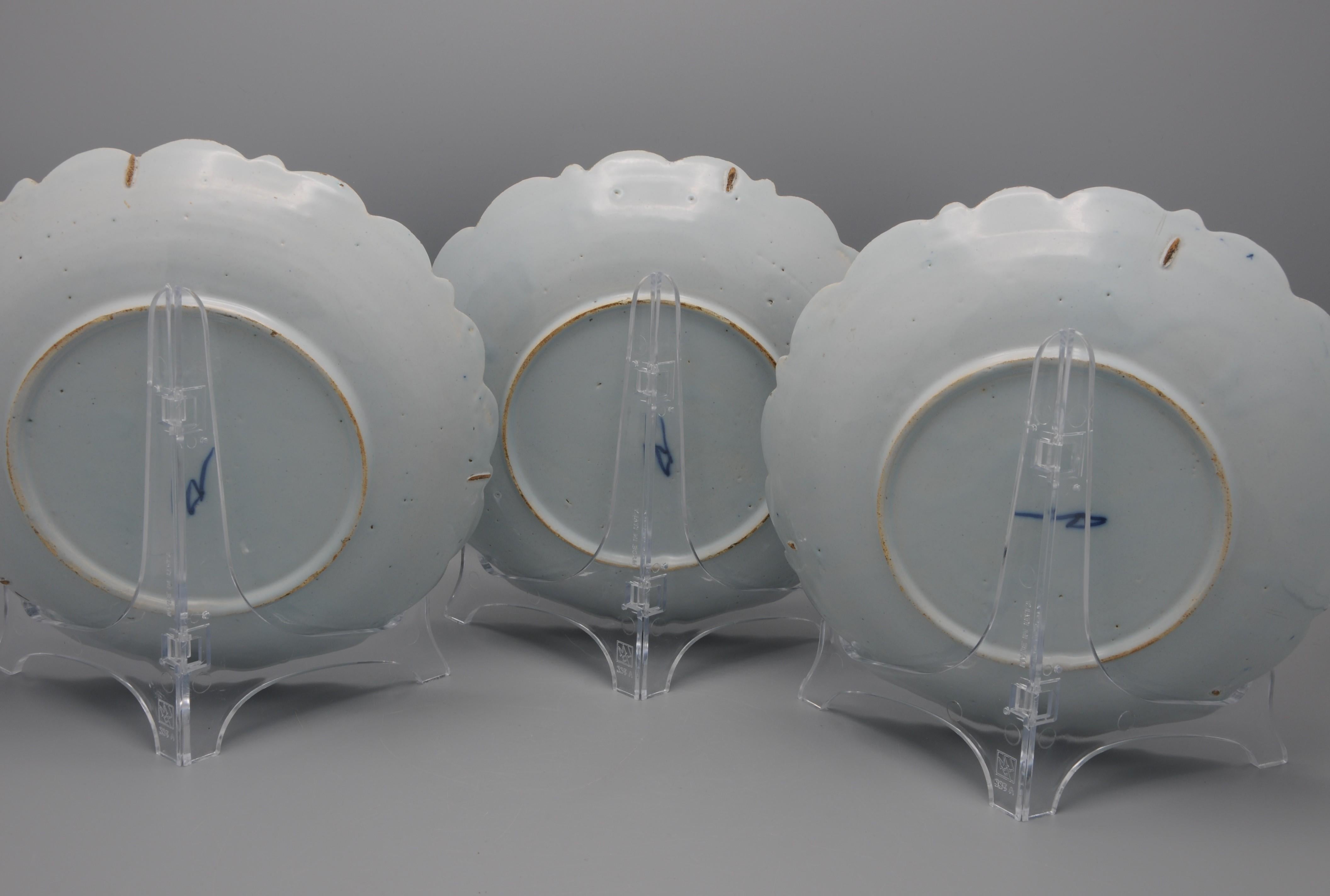 Delft - Ensemble de 3 rares assiettes bleues et blanches avec bord festonné - 18e siècle en vente 6