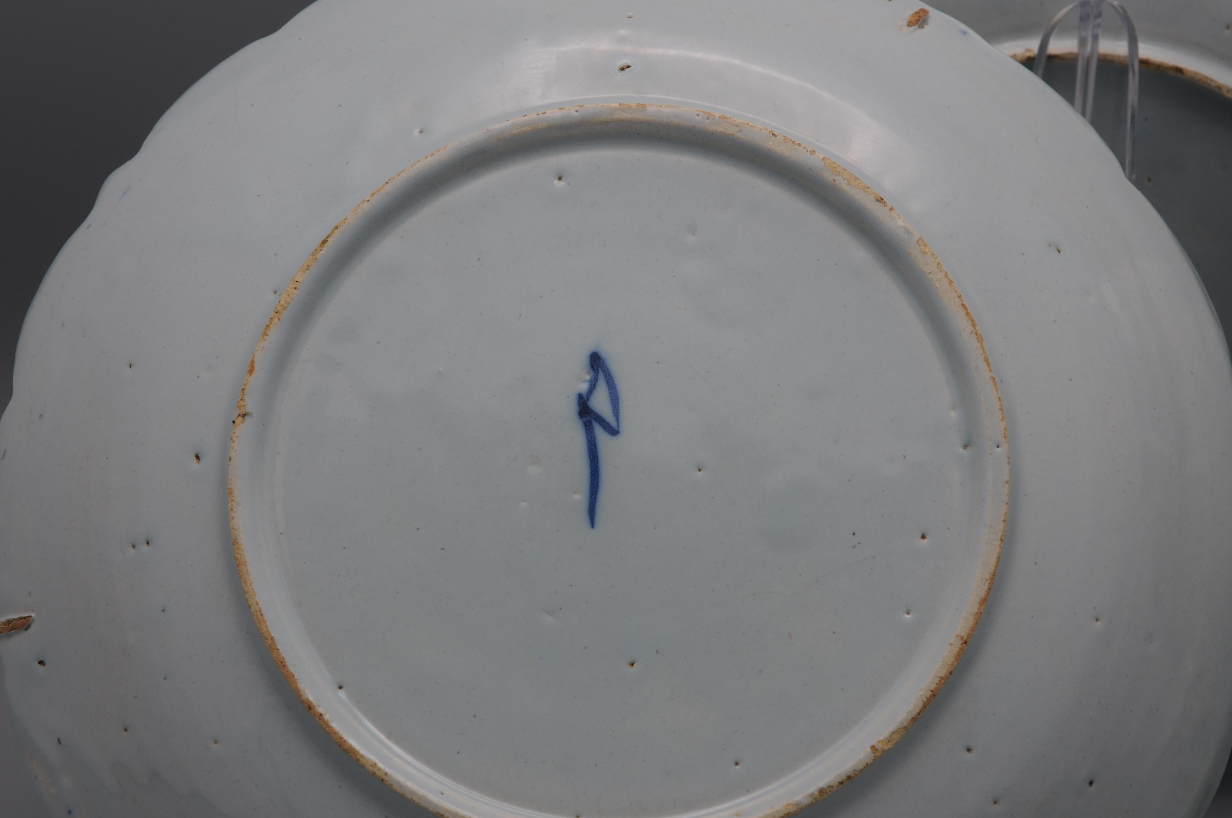 Delft - Ensemble de 3 rares assiettes bleues et blanches avec bord festonné - 18e siècle en vente 7