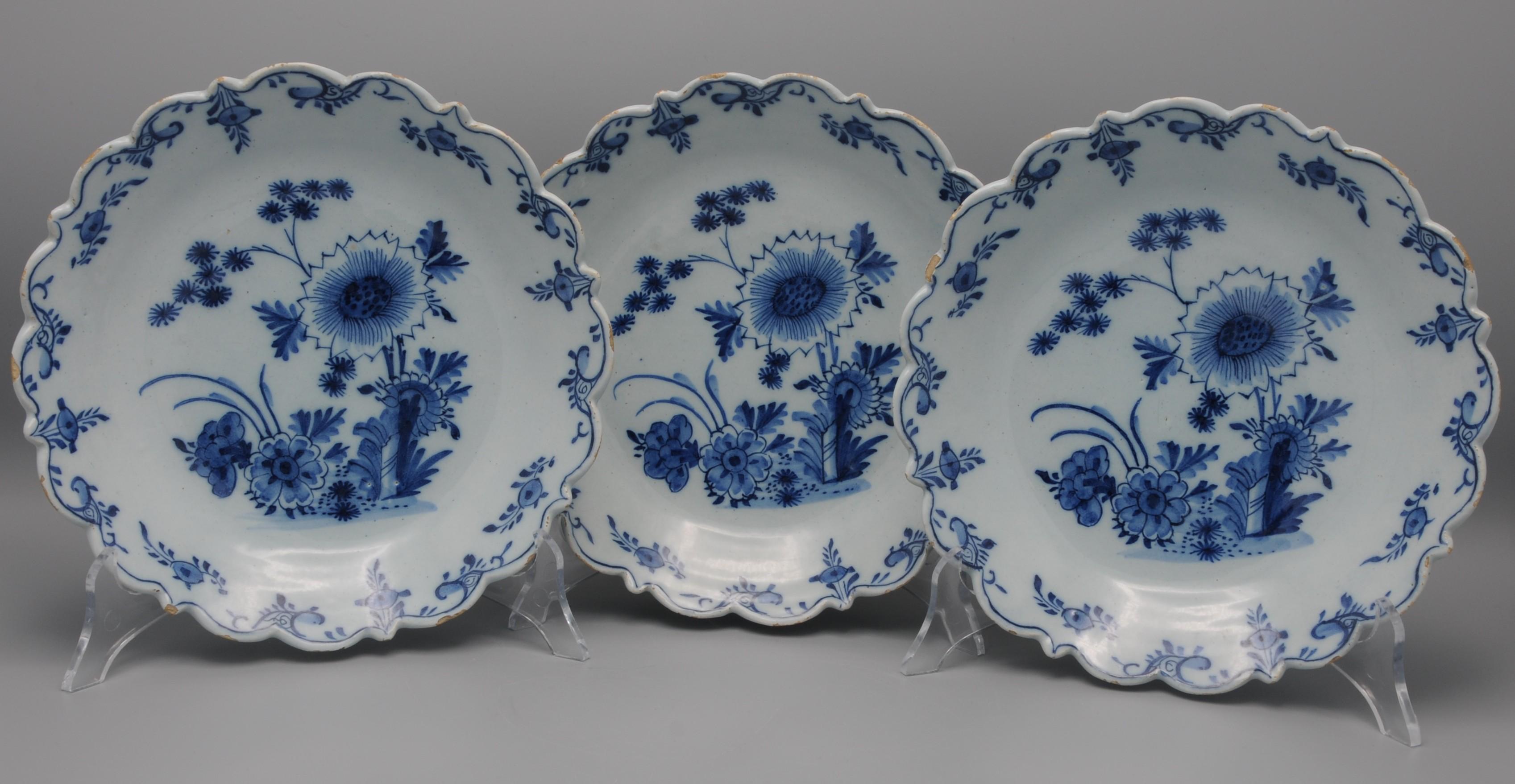 Chinoiseries Delft - Ensemble de 3 rares assiettes bleues et blanches avec bord festonné - 18e siècle en vente