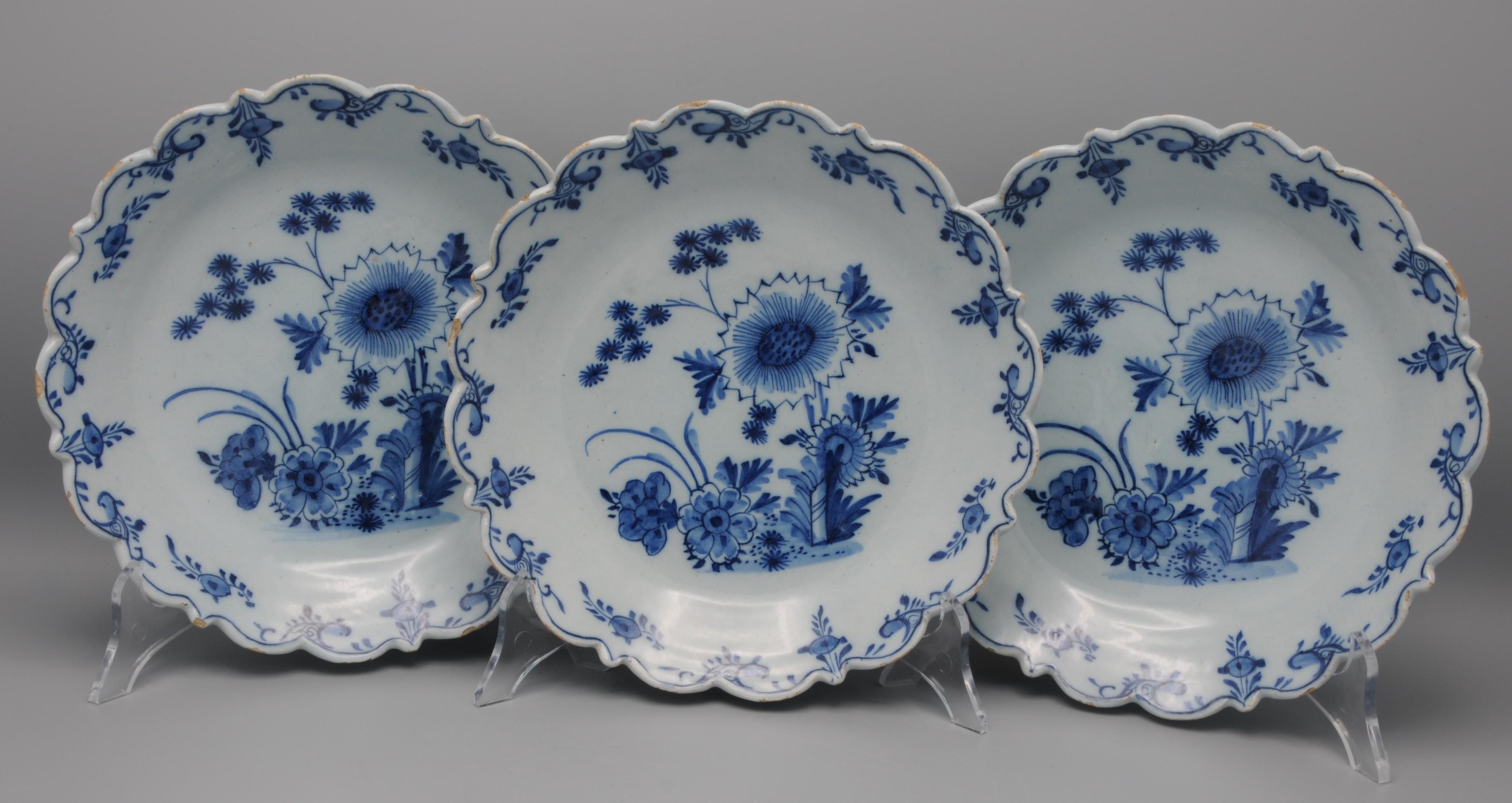 Néerlandais Delft - Ensemble de 3 rares assiettes bleues et blanches avec bord festonné - 18e siècle en vente