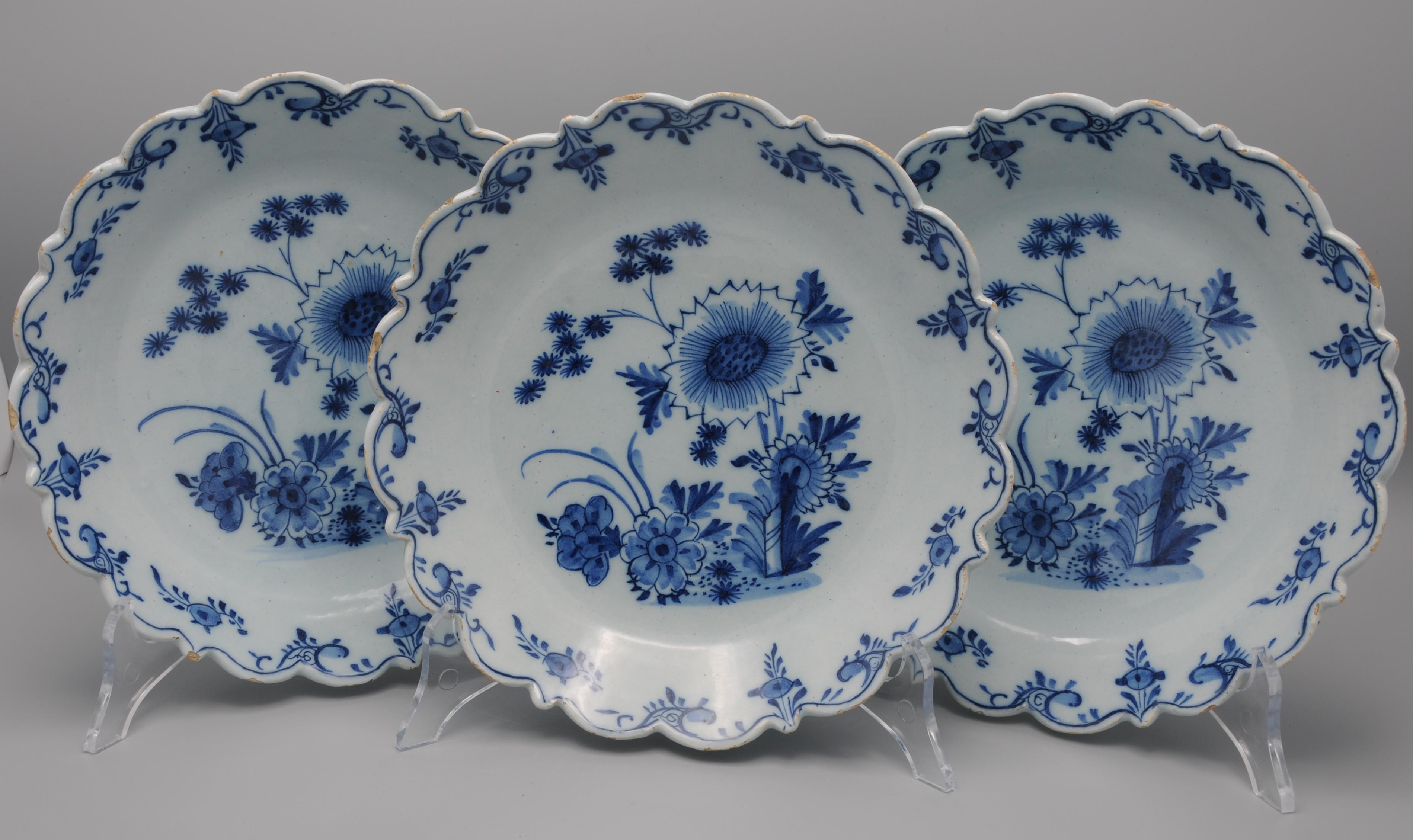 Vernissé Delft - Ensemble de 3 rares assiettes bleues et blanches avec bord festonné - 18e siècle en vente