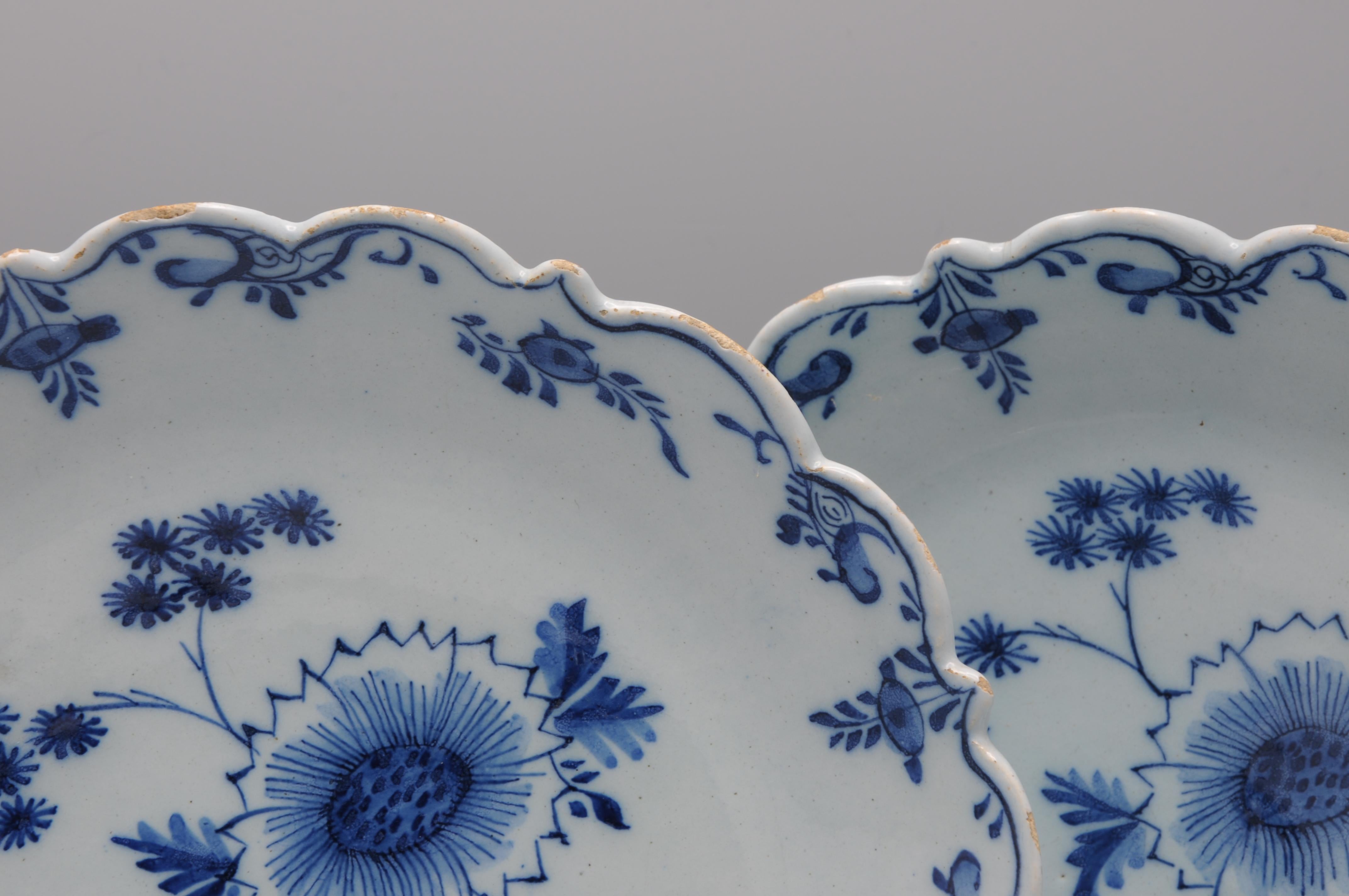 XVIIIe siècle et antérieur Delft - Ensemble de 3 rares assiettes bleues et blanches avec bord festonné - 18e siècle en vente