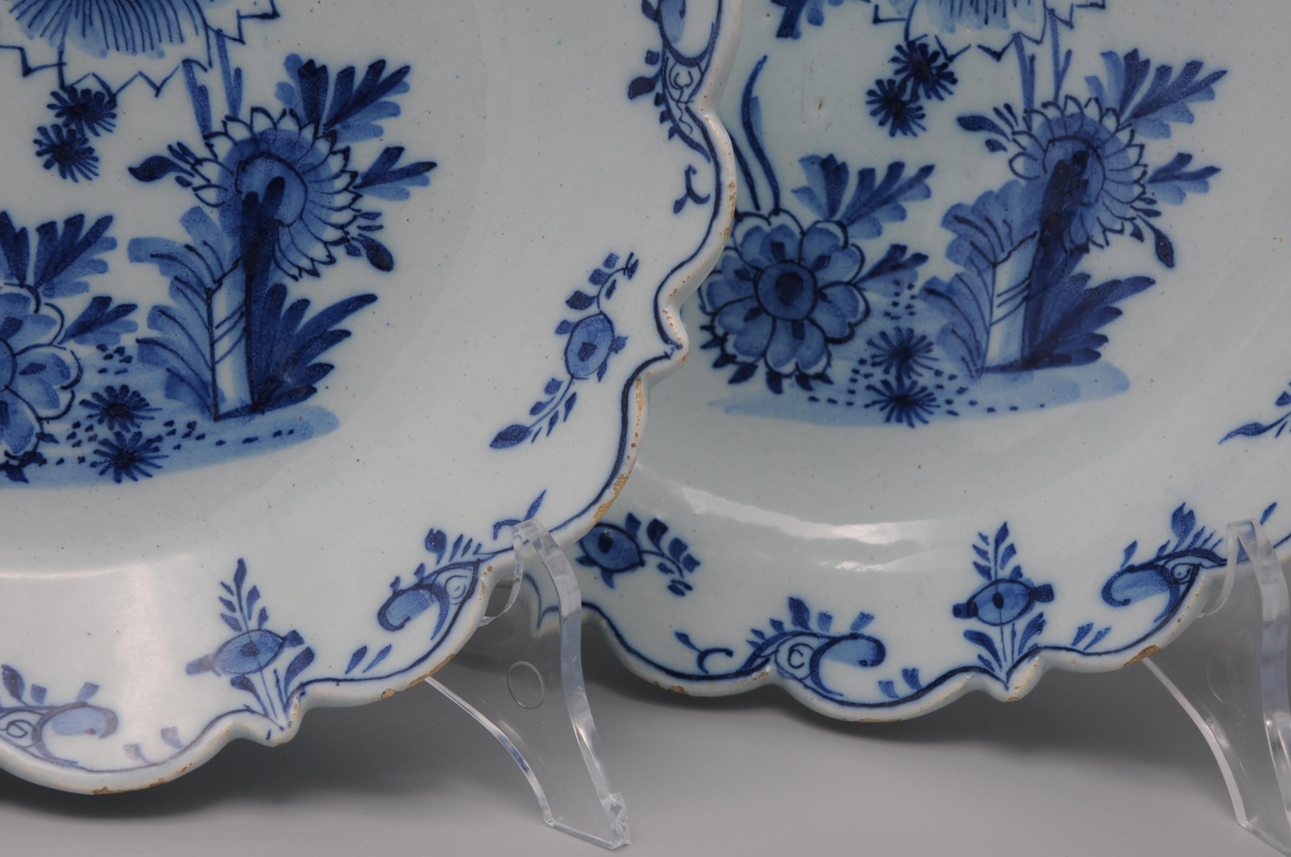 Poterie Delft - Ensemble de 3 rares assiettes bleues et blanches avec bord festonné - 18e siècle en vente