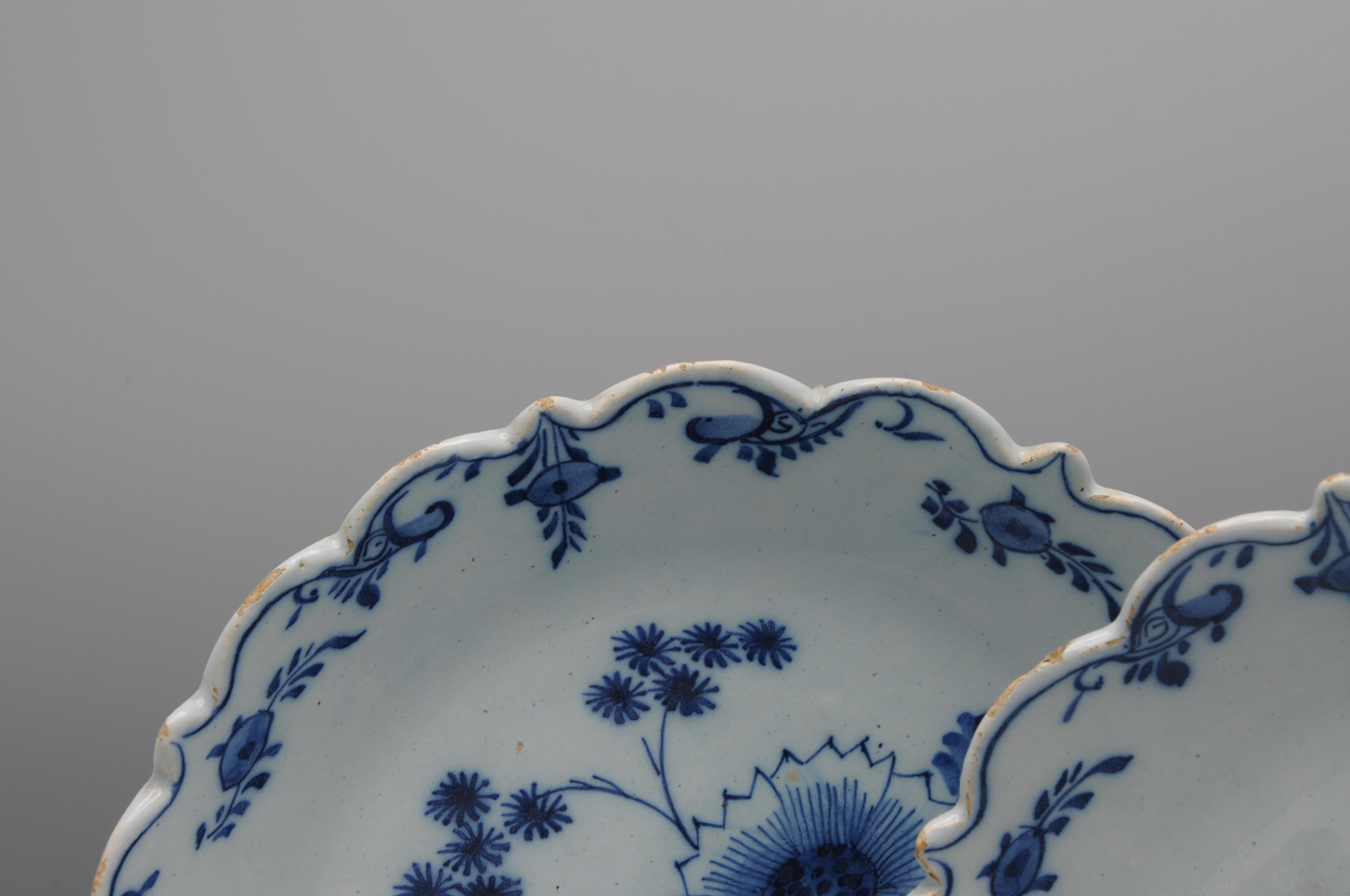 Delft - Ensemble de 3 rares assiettes bleues et blanches avec bord festonné - 18e siècle en vente 1