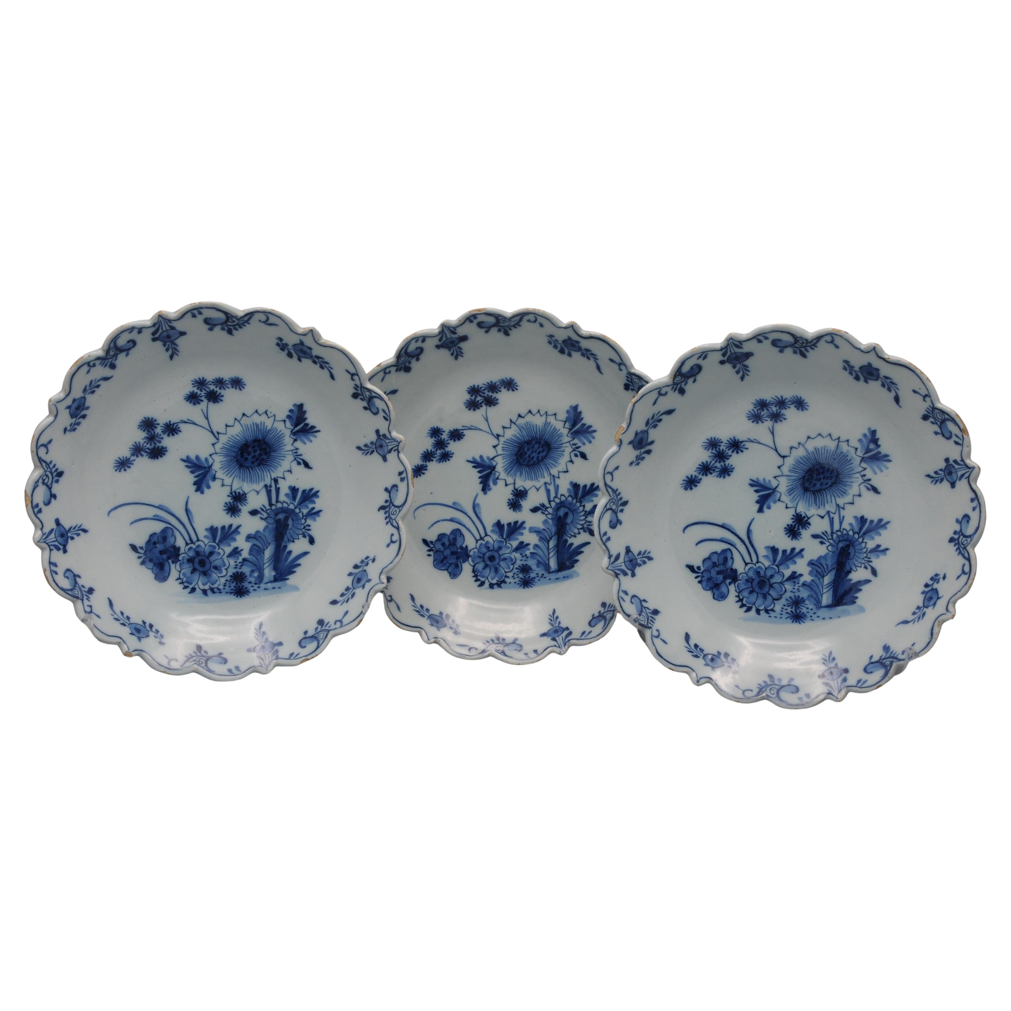 Delft - Set of 3 rare blue and white plates with scalloped rim - 18th century