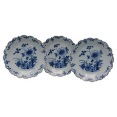 Delft - Set of 3 rare blue and white plates with scalloped rim - 18th century