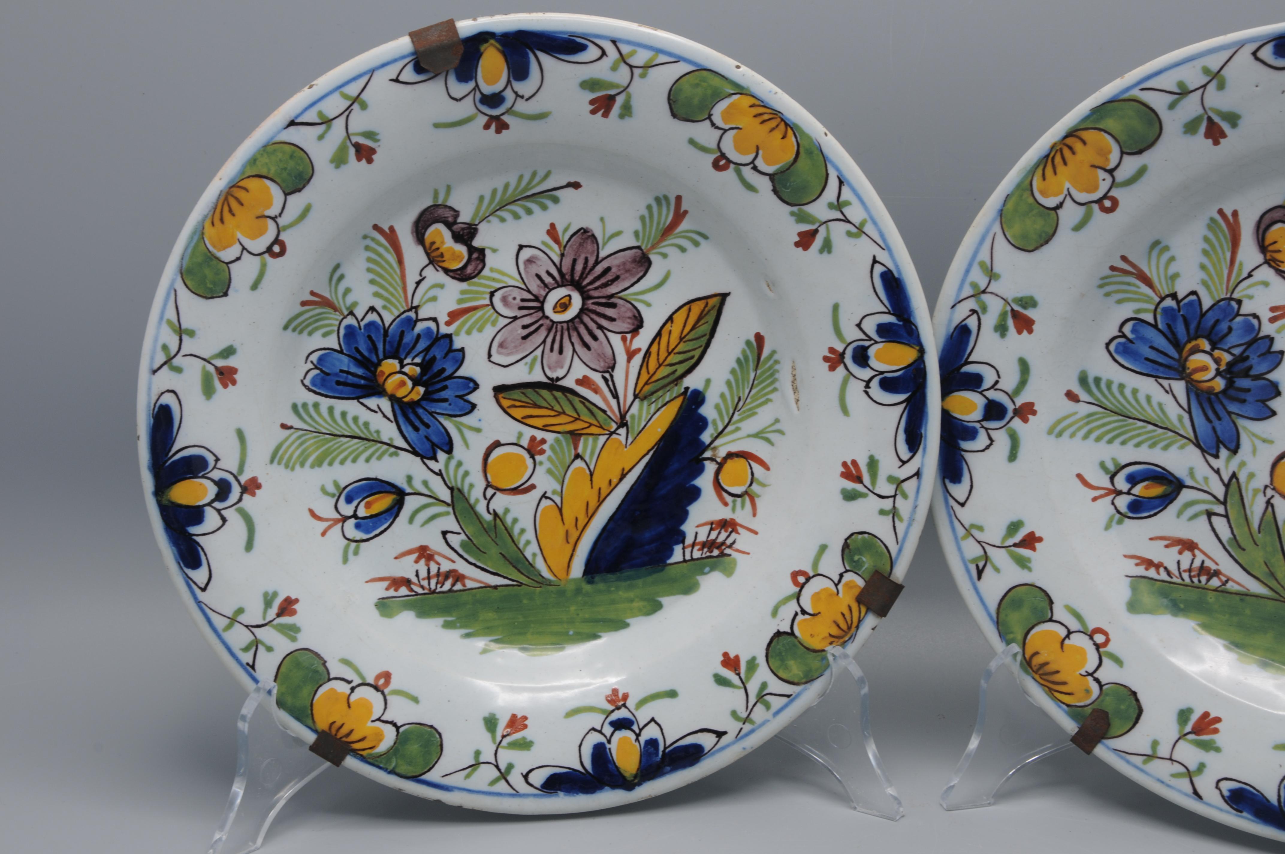 Glazed Delft set of polychrome 'Boerendelft' plates - early 19th century For Sale