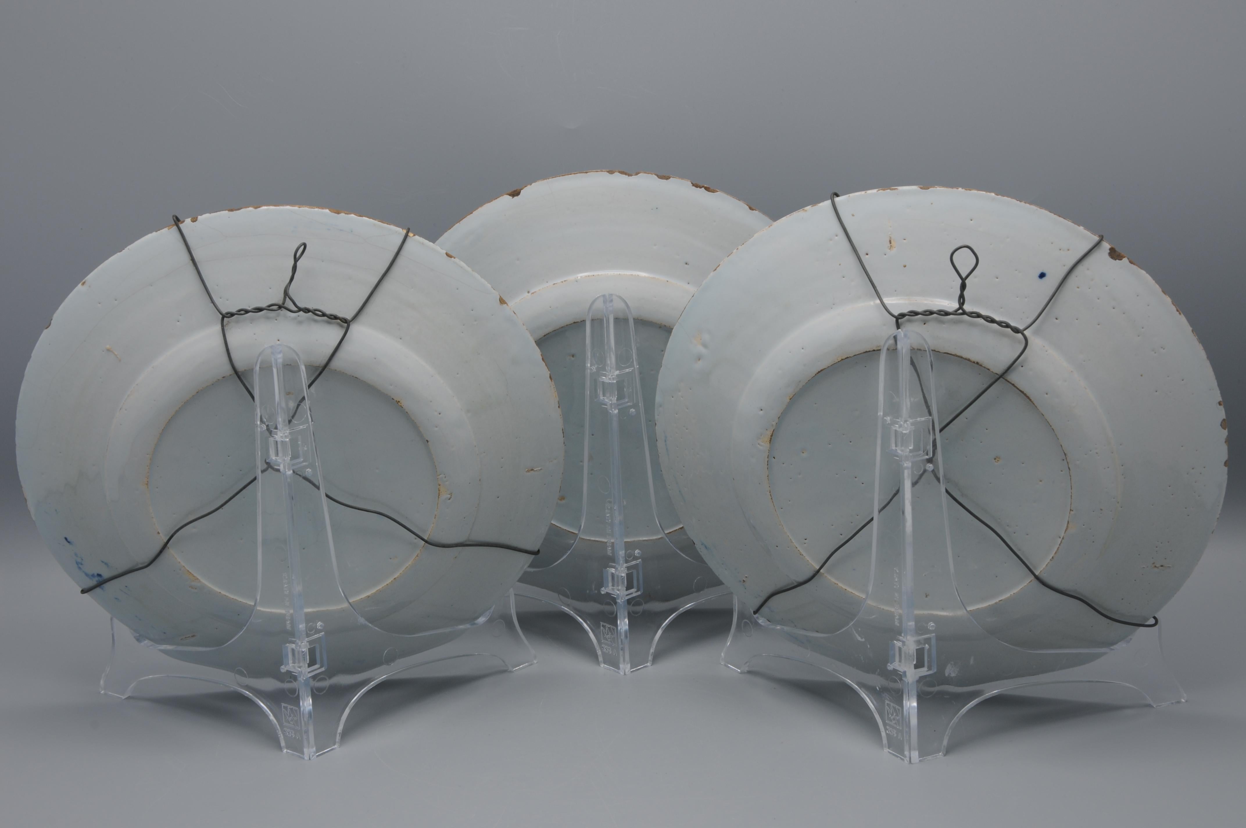Delft - ensemble de trois assiettes chinoises, milieu du 18e siècle en vente 5